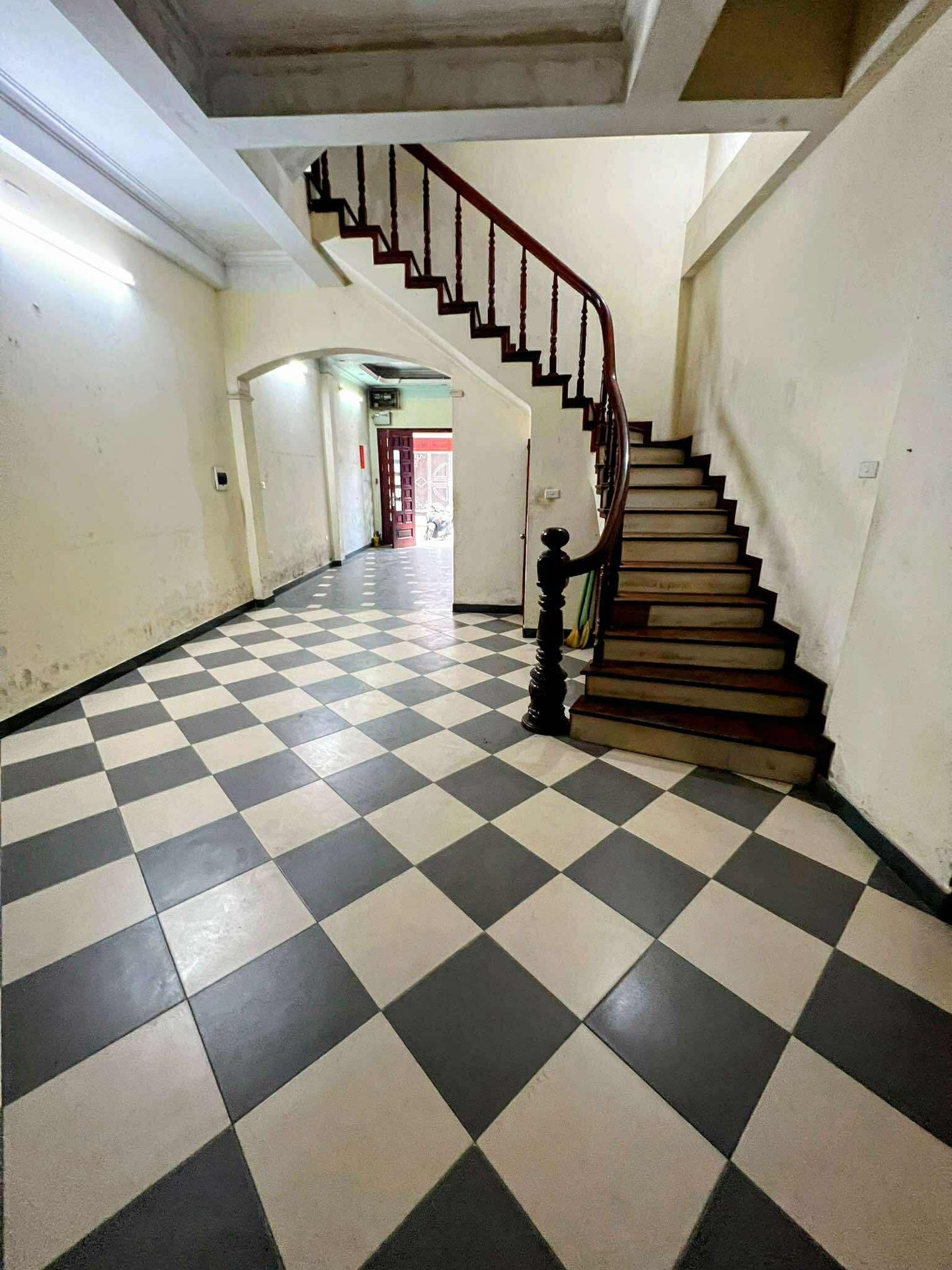 Bán nhà Tam Trinh - diện tích 64.5m2 5 tầng - ô tô tránh - giá 28,5 tỷ