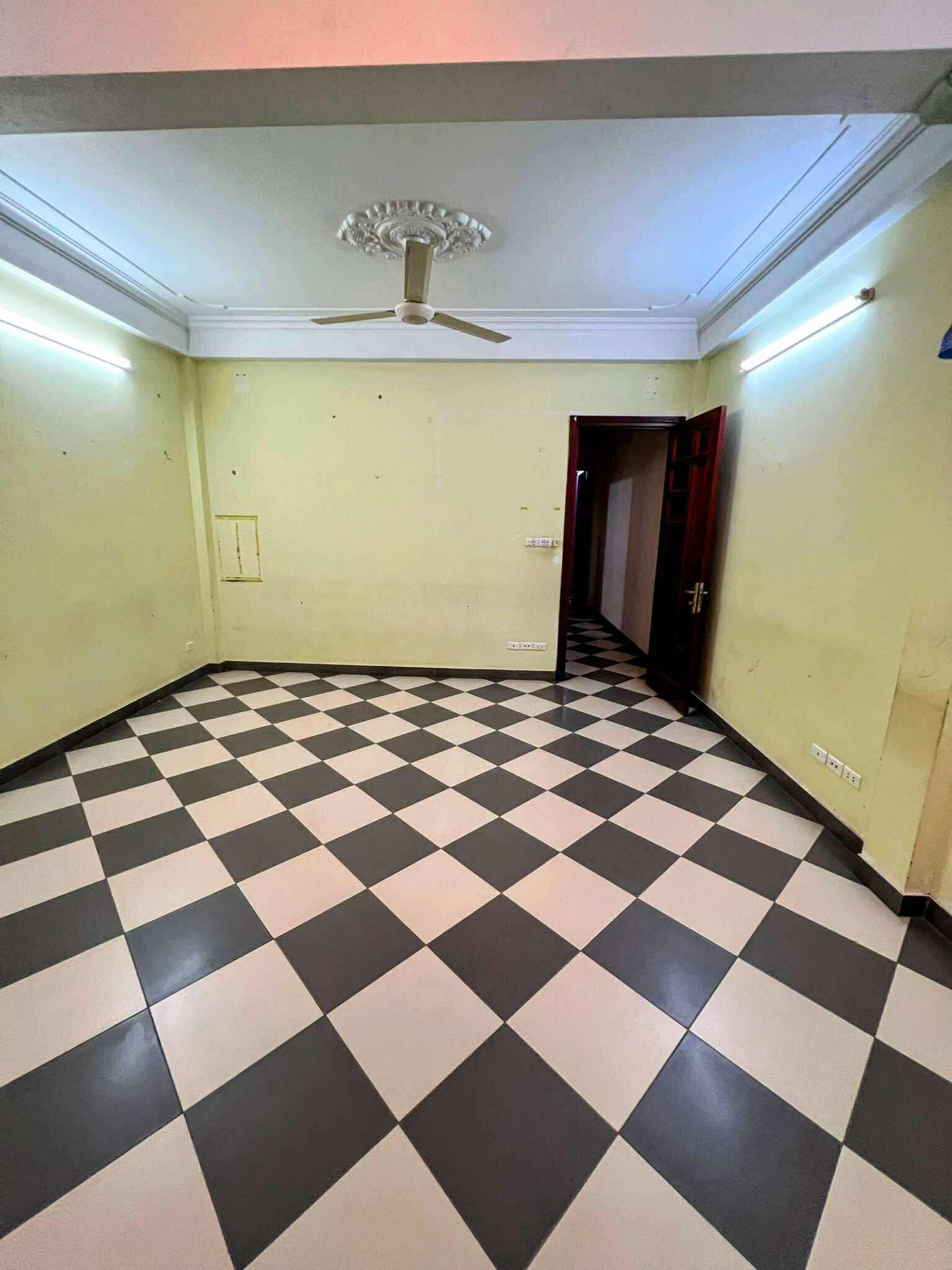 Bán nhà Tam Trinh - diện tích 64.5m2 5 tầng - ô tô tránh - giá 28,5 tỷ