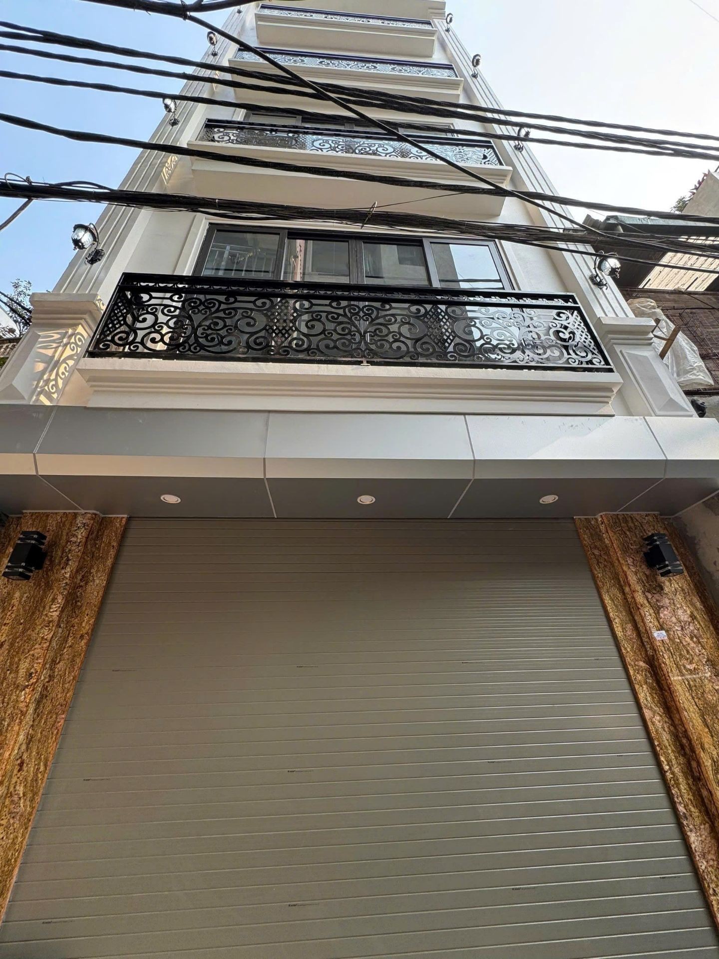 Bán nhà Định Công Thượng - diện tích 40m2 6 tầng - Ô TÔ VÀO NHÀ - giá 11,2 tỷ