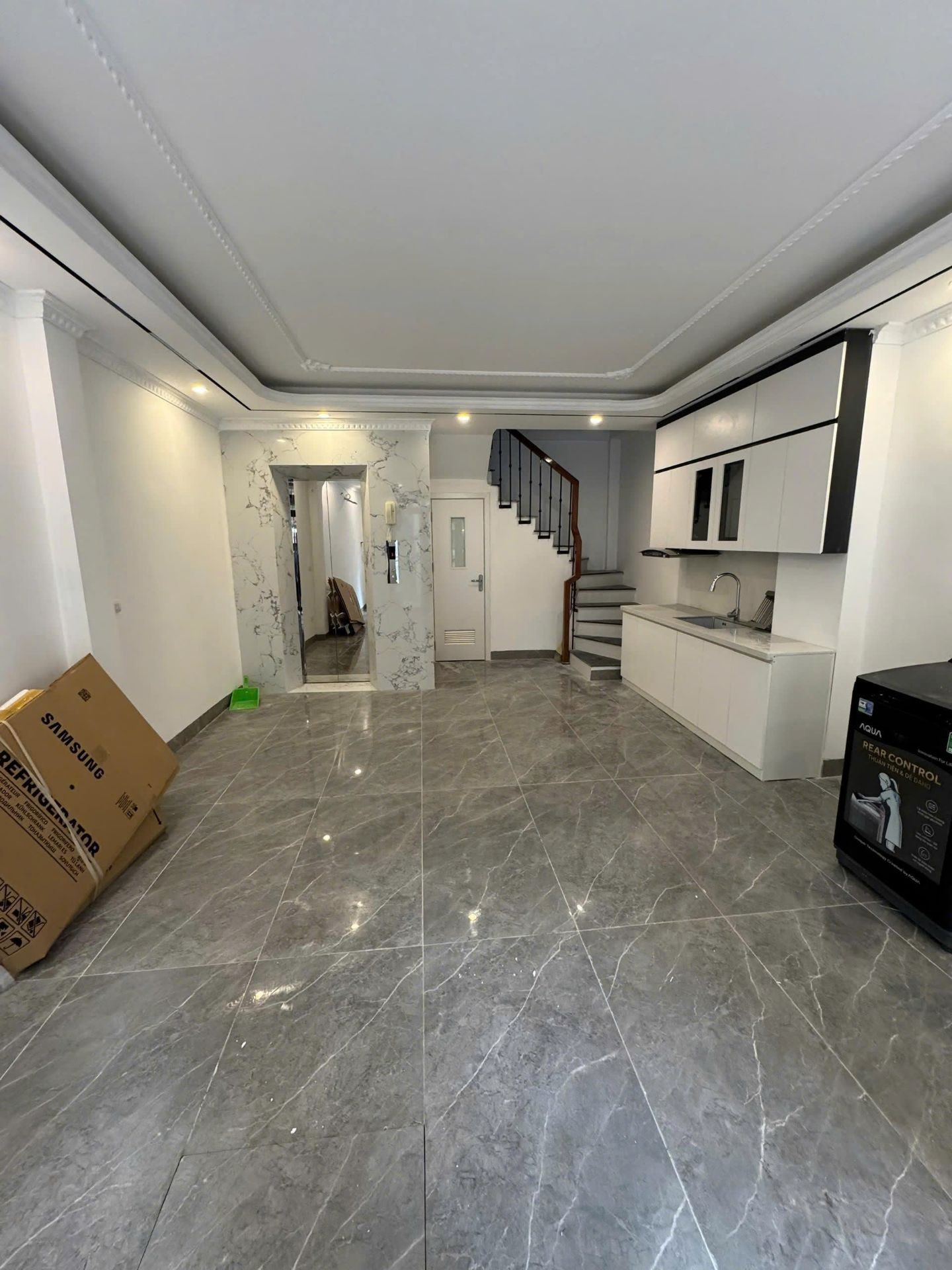 Bán nhà Định Công Thượng - diện tích 40m2 6 tầng - Ô TÔ VÀO NHÀ - giá 11,2 tỷ