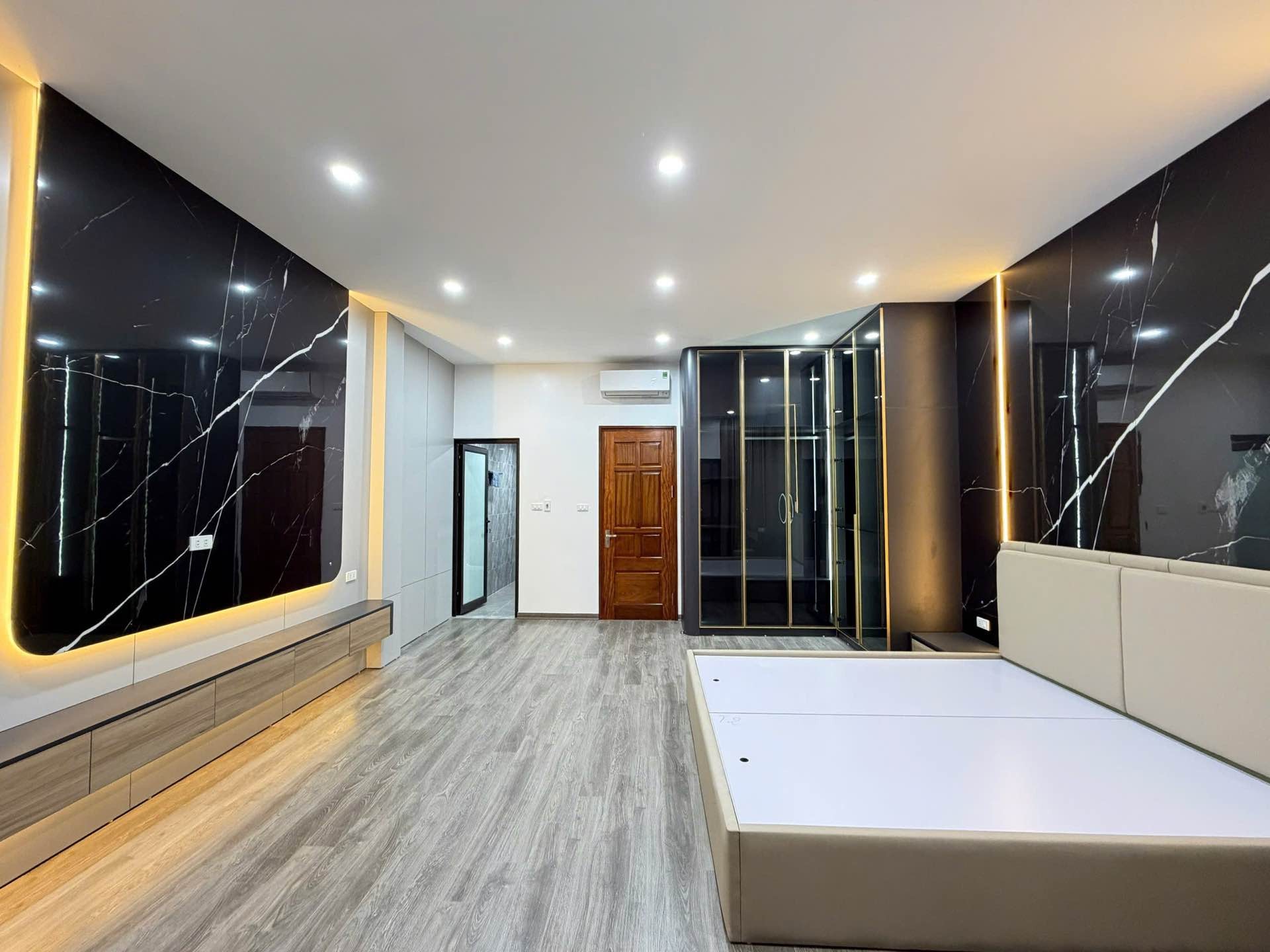 Bán nhà Hoàng Mai - diện tích 50m2 6 tầng - Ô TÔ TRÁNH - giá 17,9 tỷ