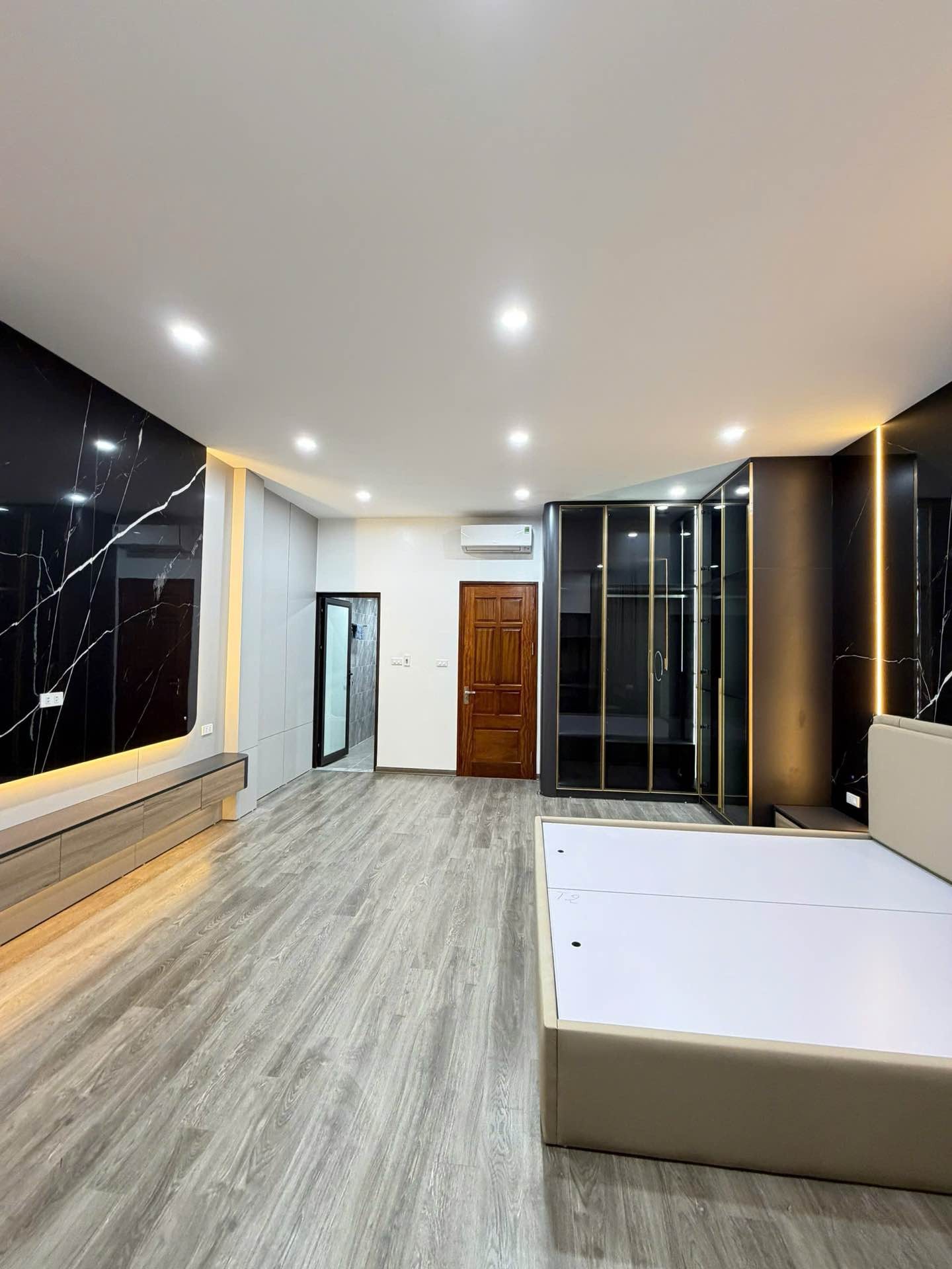 Bán nhà Hoàng Mai - diện tích 50m2 6 tầng - Ô TÔ TRÁNH - giá 17,9 tỷ