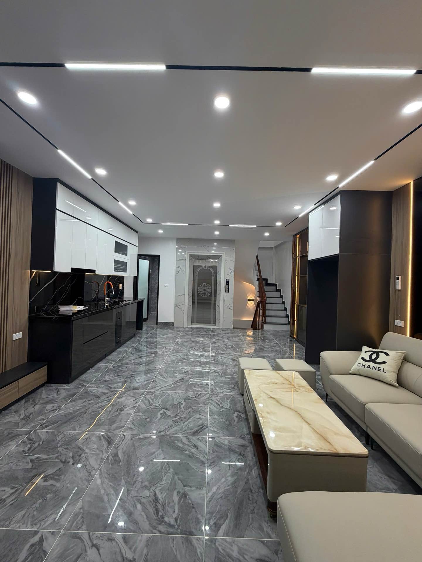 Bán nhà Hoàng Mai - diện tích 50m2 6 tầng - Ô TÔ TRÁNH - giá 17,9 tỷ