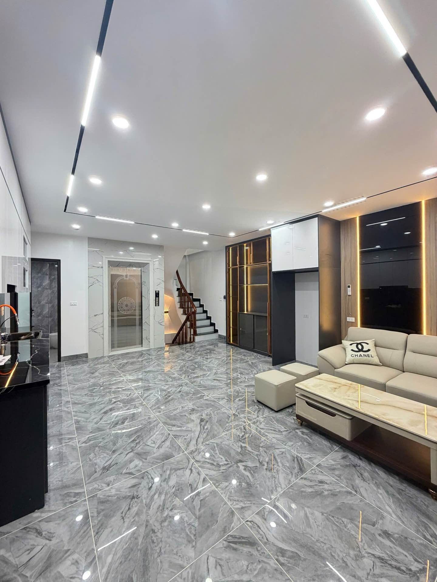 Bán nhà Hoàng Mai - diện tích 50m2 6 tầng - Ô TÔ TRÁNH - giá 17,9 tỷ