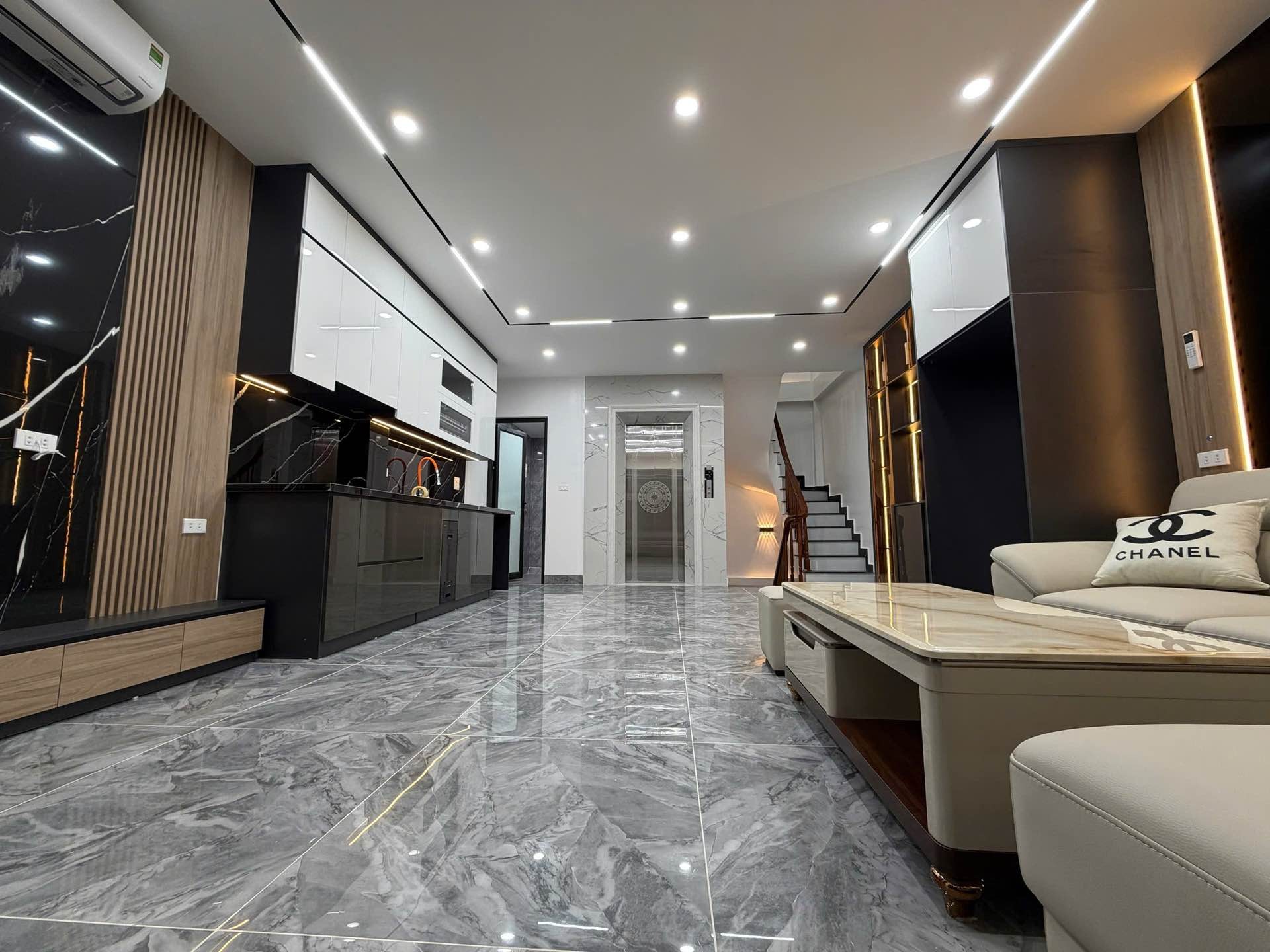 Bán nhà Hoàng Mai - diện tích 50m2 6 tầng - Ô TÔ TRÁNH - giá 17,9 tỷ
