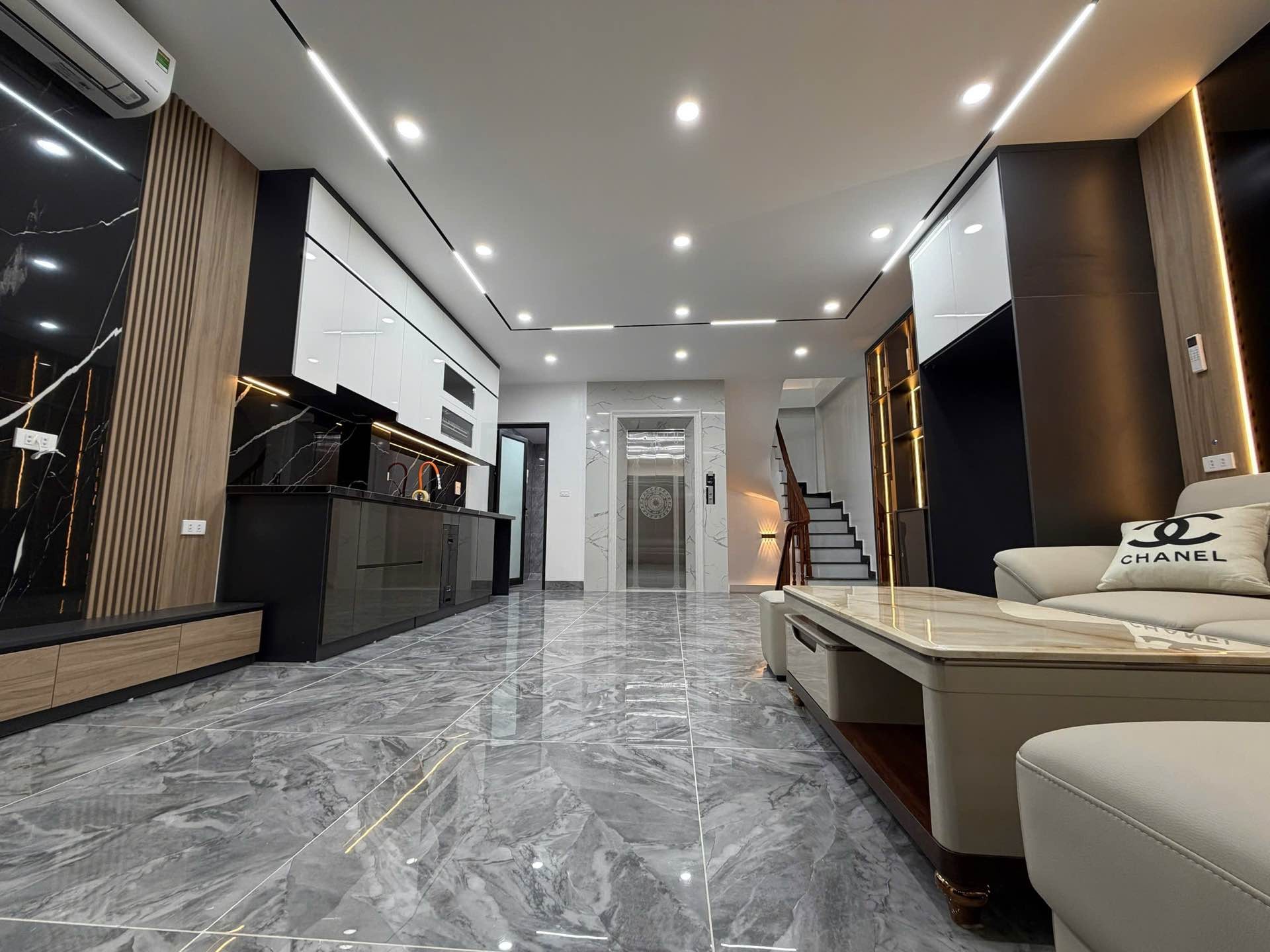 Bán nhà Hoàng Mai - diện tích 50m2 6 tầng - Ô TÔ TRÁNH - giá 17,9 tỷ