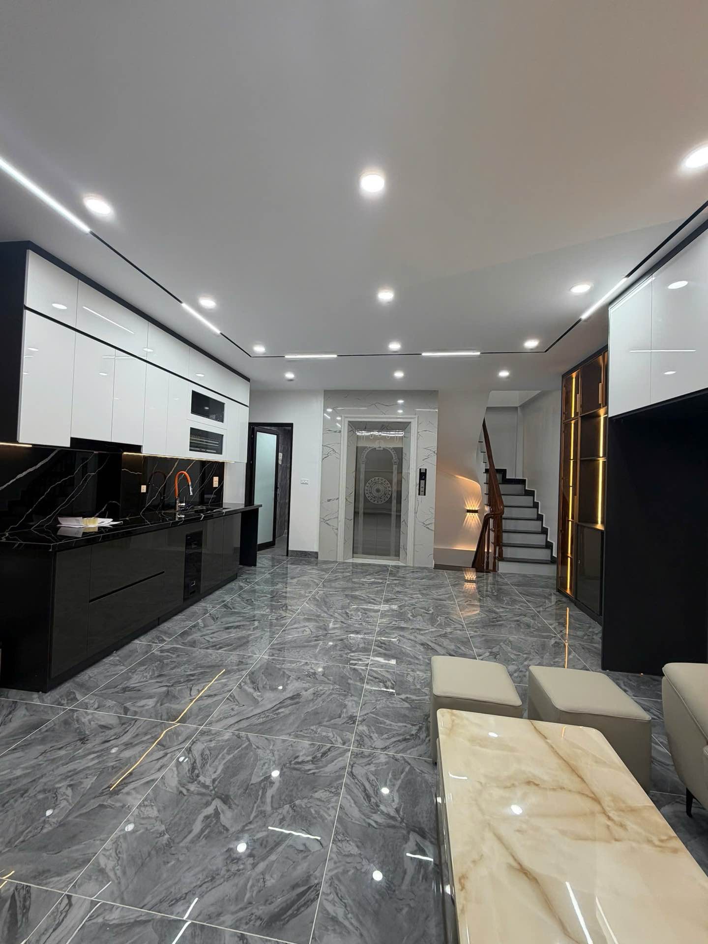 Bán nhà Hoàng Mai - diện tích 50m2 6 tầng - Ô TÔ TRÁNH - giá 17,9 tỷ