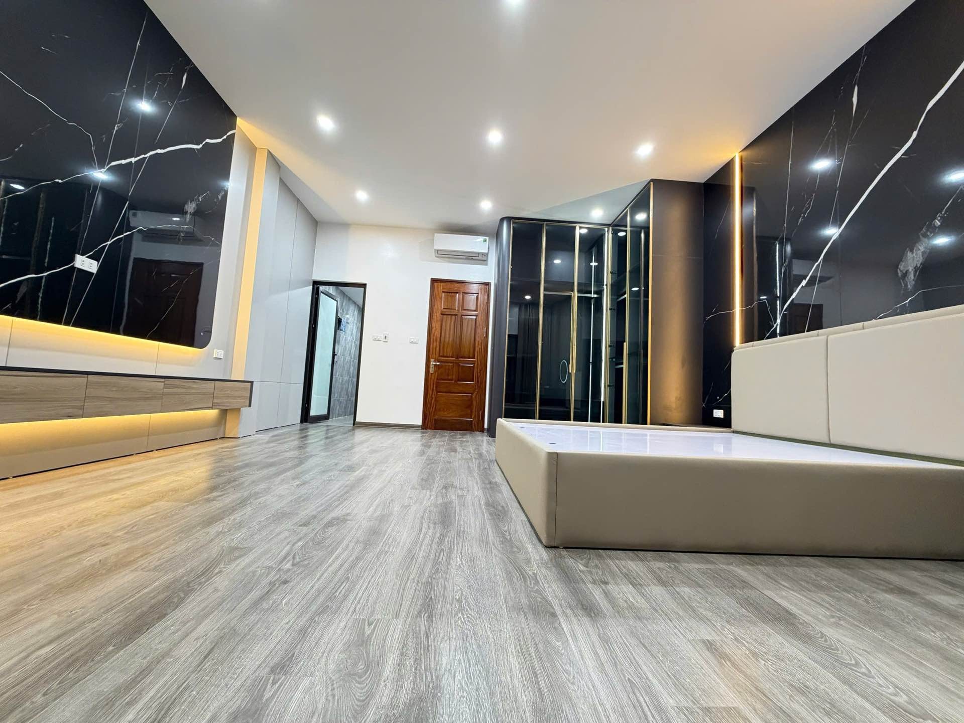 Bán nhà Hoàng Mai - diện tích 50m2 6 tầng - Ô TÔ TRÁNH - giá 17,9 tỷ