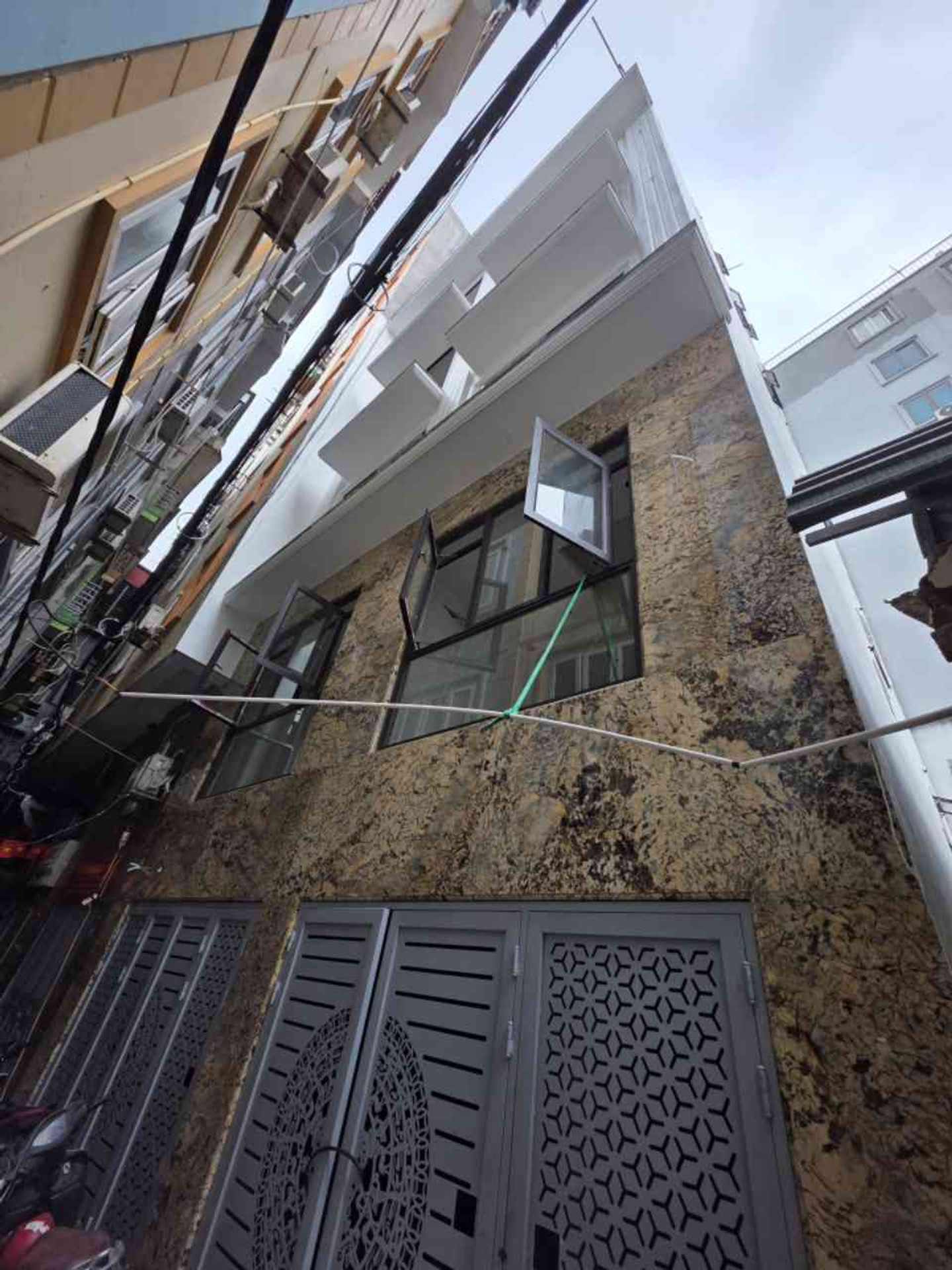 Bán nhà Bùi Xương Trạch - diện tích 95m2 8 tầng - Ô TÔ ĐỖ CỬA - giá 29,5 tỷ