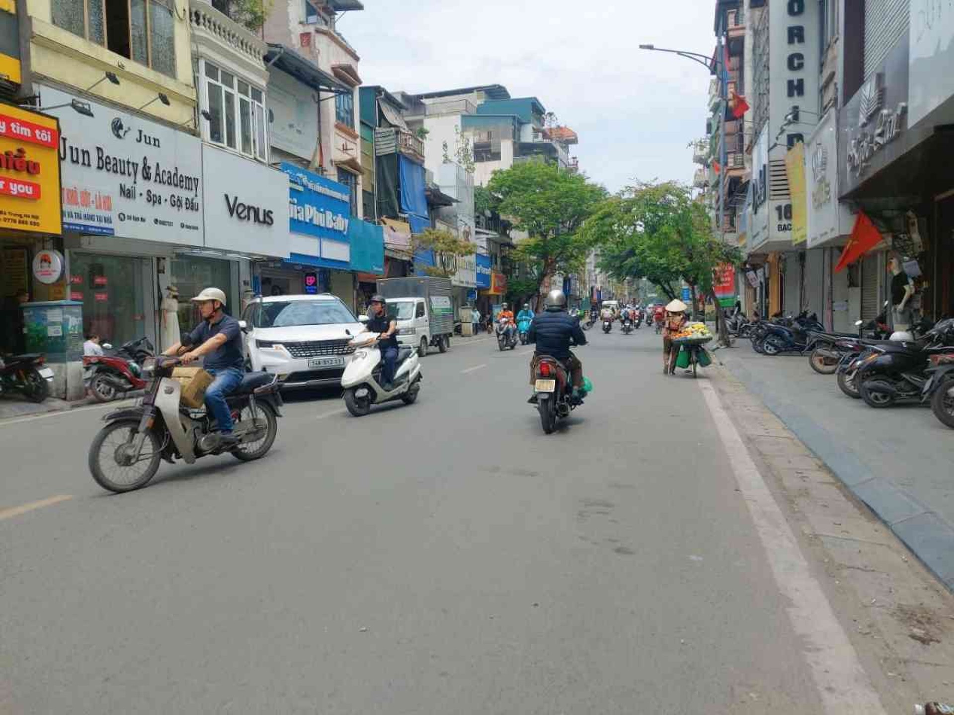Bán nhà Bạch Mai - diện tích 176m2 9 tầng - Mặt phố - giá 165 tỷ