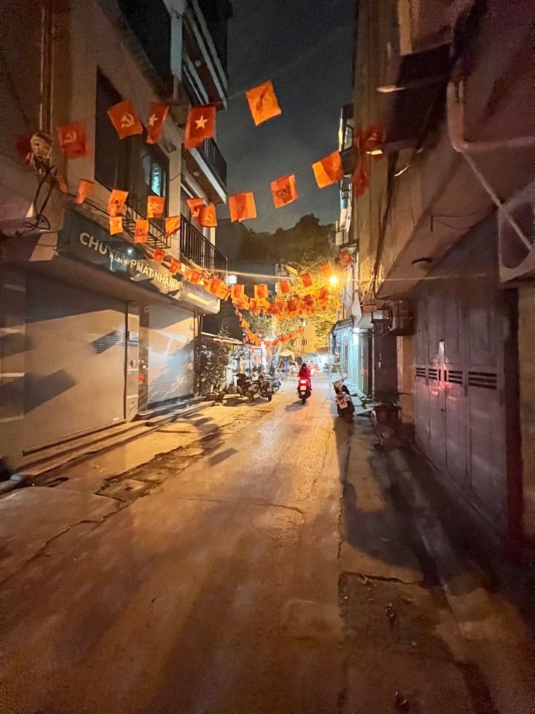 Bán nhà Tân Mai - diện tích 35m2 2 tầng - Ô tô tránh - giá 9,5 tỷ