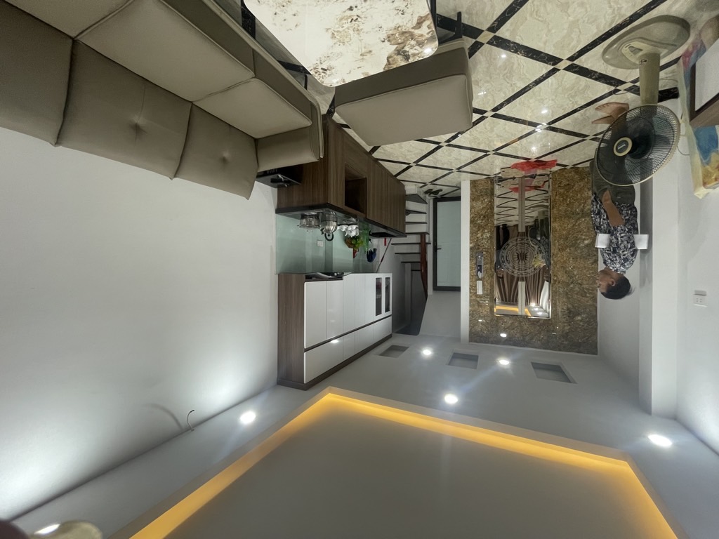 Bán nhà Dương Văn Bé - diện tích 30m2 5 tầng - Nhà mới lô góc, thang máy - giá 9,8 tỷ