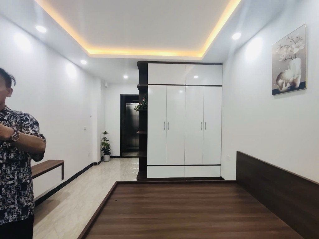 Bán nhà Dương Văn Bé - diện tích 30m2 5 tầng - Nhà mới lô góc, thang máy - giá 9,8 tỷ
