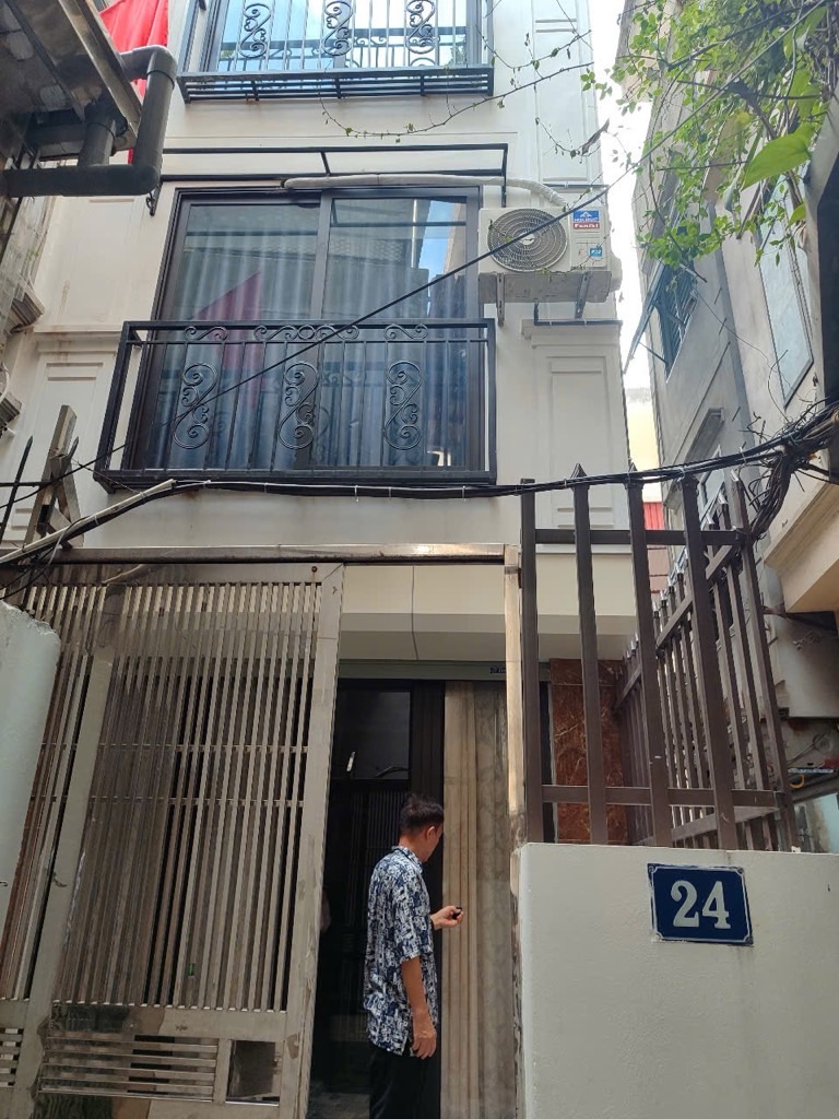 Bán nhà Dương Văn Bé - diện tích 30m2 5 tầng - Nhà mới lô góc, thang máy - giá 9,8 tỷ