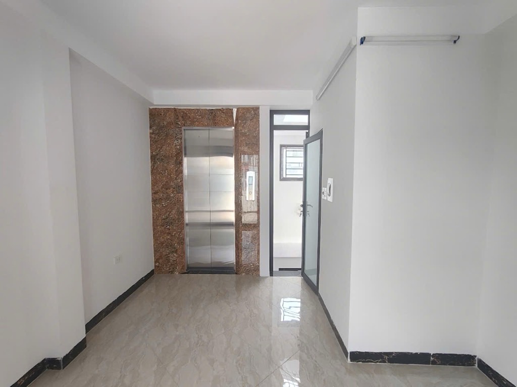 Bán nhà Dương Văn Bé - diện tích 30m2 5 tầng - Nhà mới lô góc, thang máy - giá 9,8 tỷ