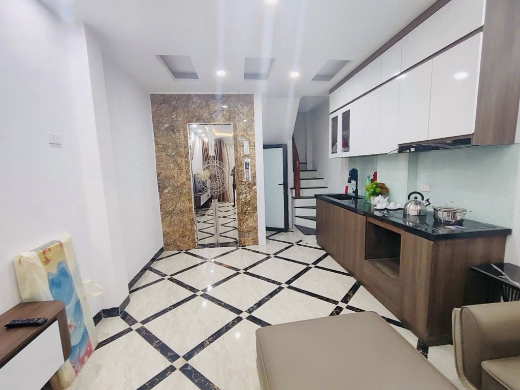 Bán nhà Dương Văn Bé - diện tích 30m2 5 tầng - Nhà mới lô góc, thang máy - giá 9,8 tỷ