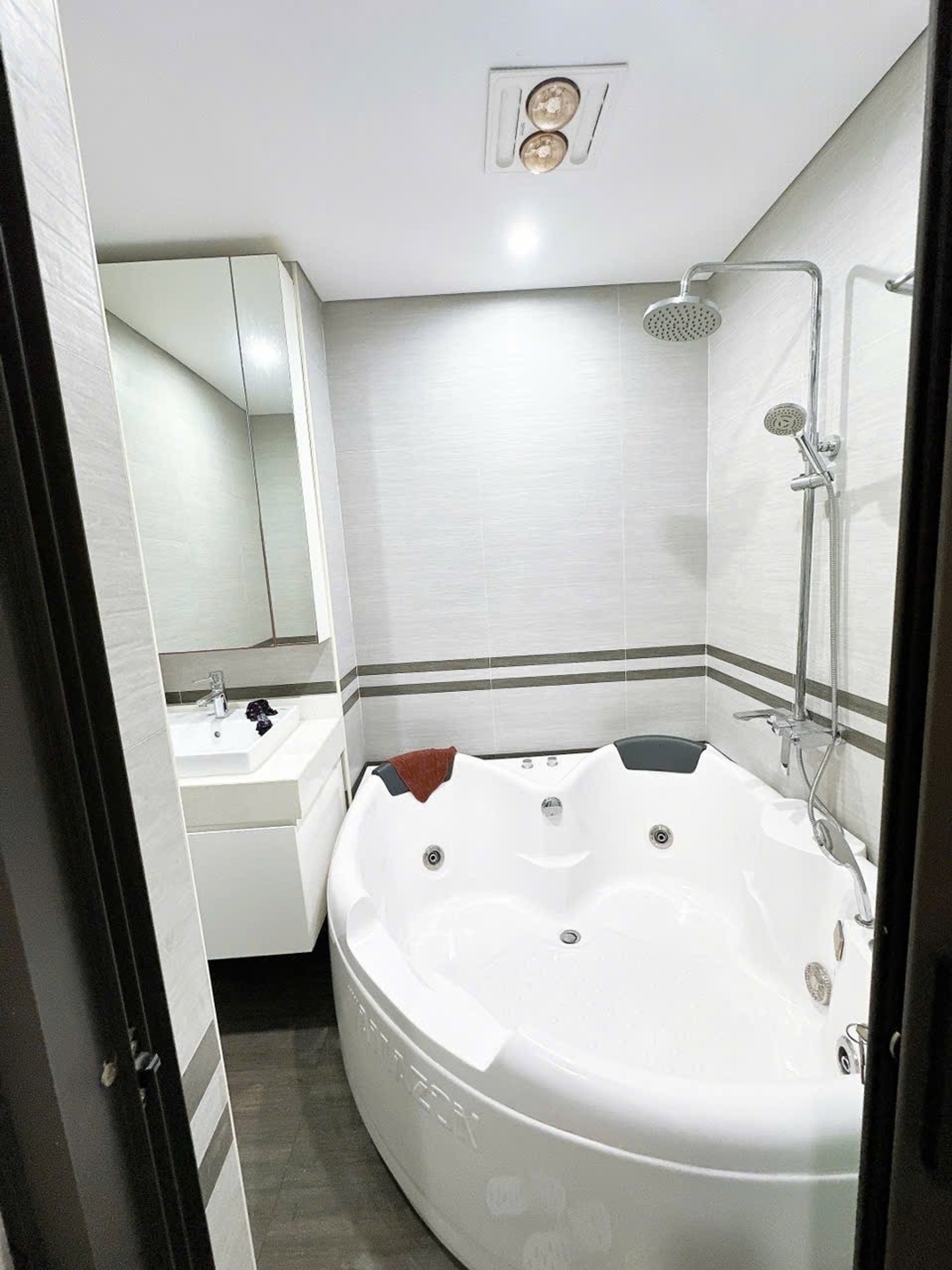 Bán nhà Thịnh Liệt - diện tích 98.2m2 4 tầng - Thoáng trước, sau - giá 26,8 tỷ