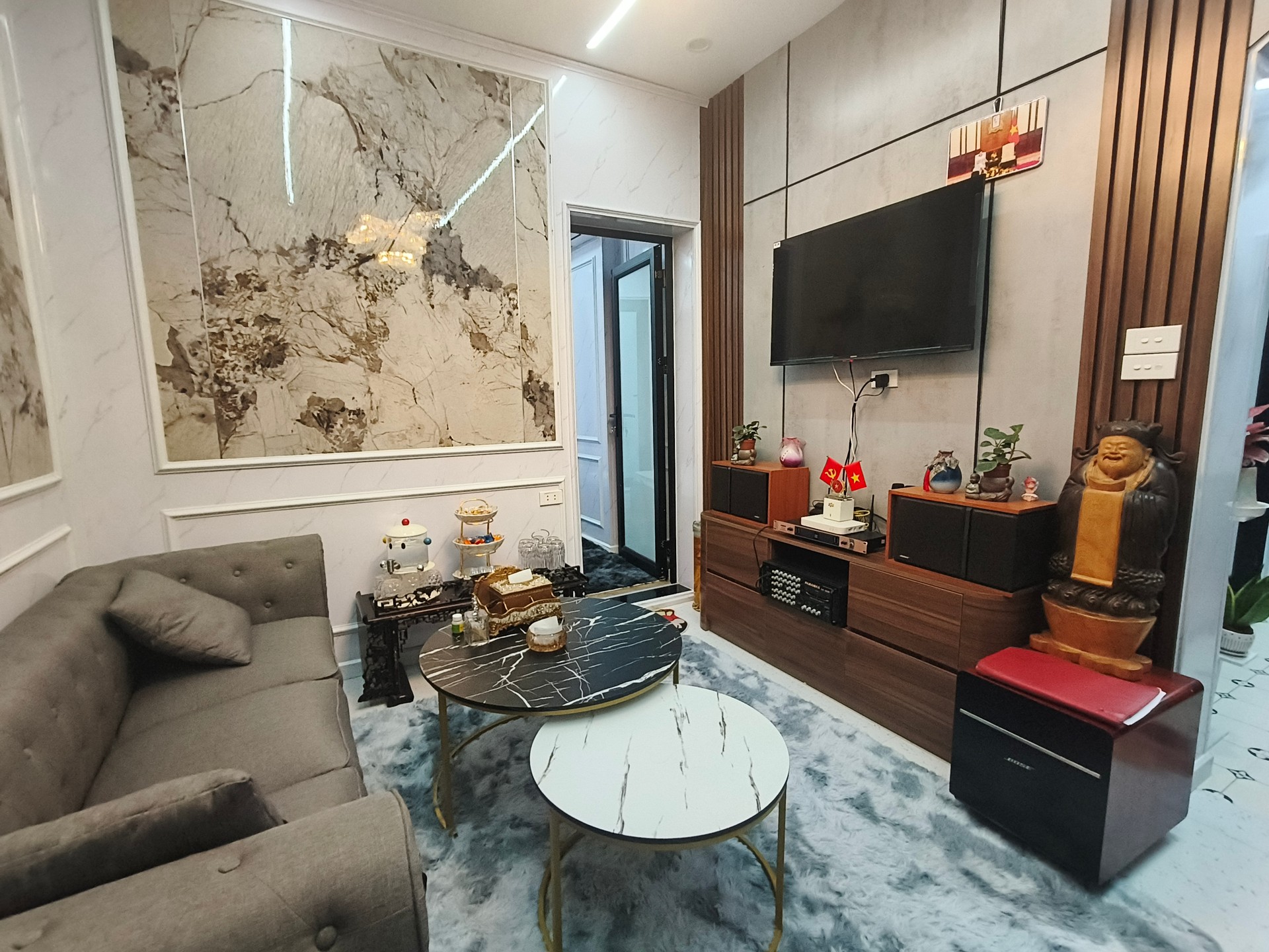 Bán nhà Tân Mai - diện tích 90m2 2 tầng - Mặt ngõ thông ô tô tránh - giá 5,6 tỷ