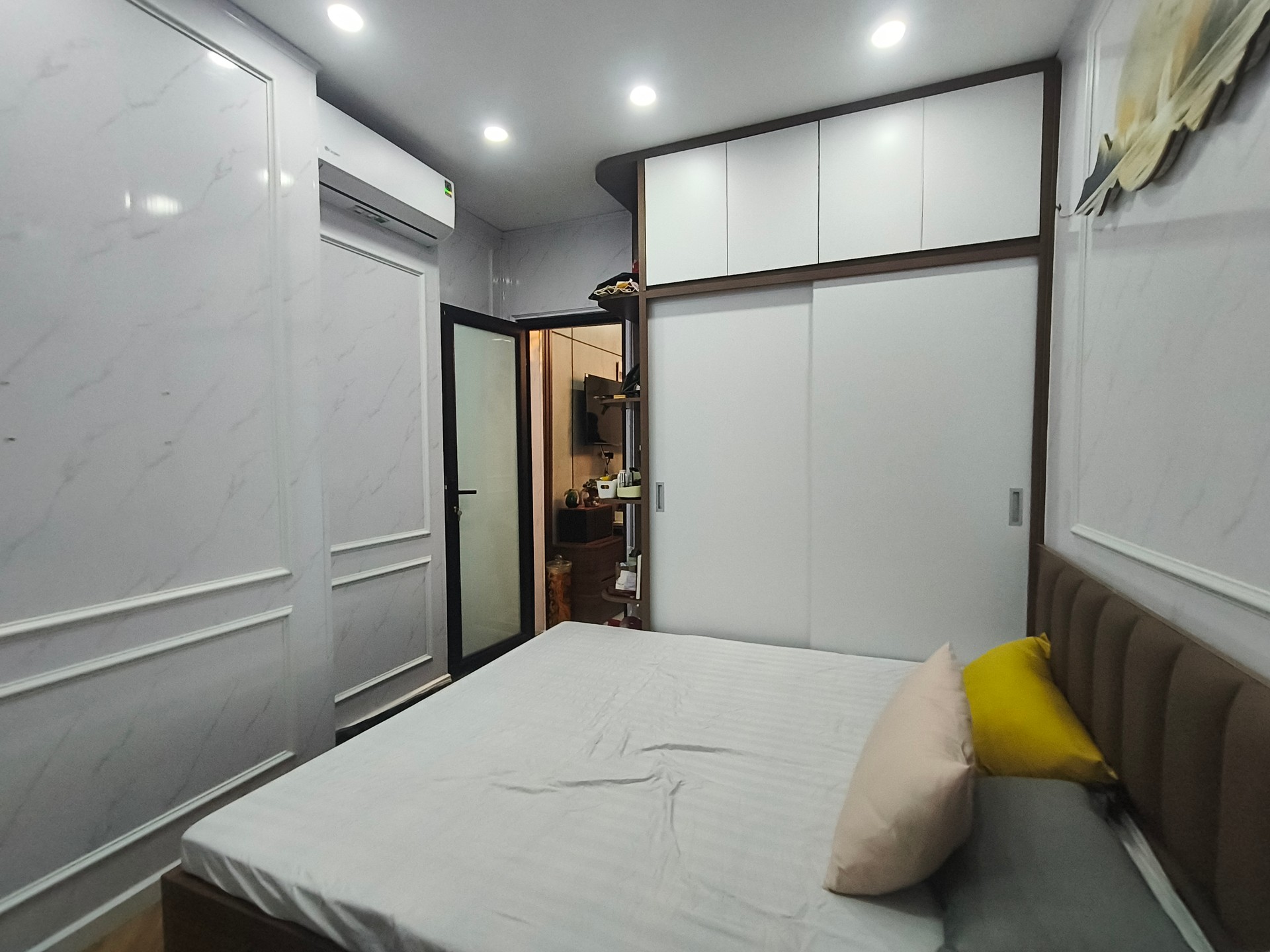 Bán nhà Tân Mai - diện tích 90m2 2 tầng - Mặt ngõ thông ô tô tránh - giá 5,6 tỷ