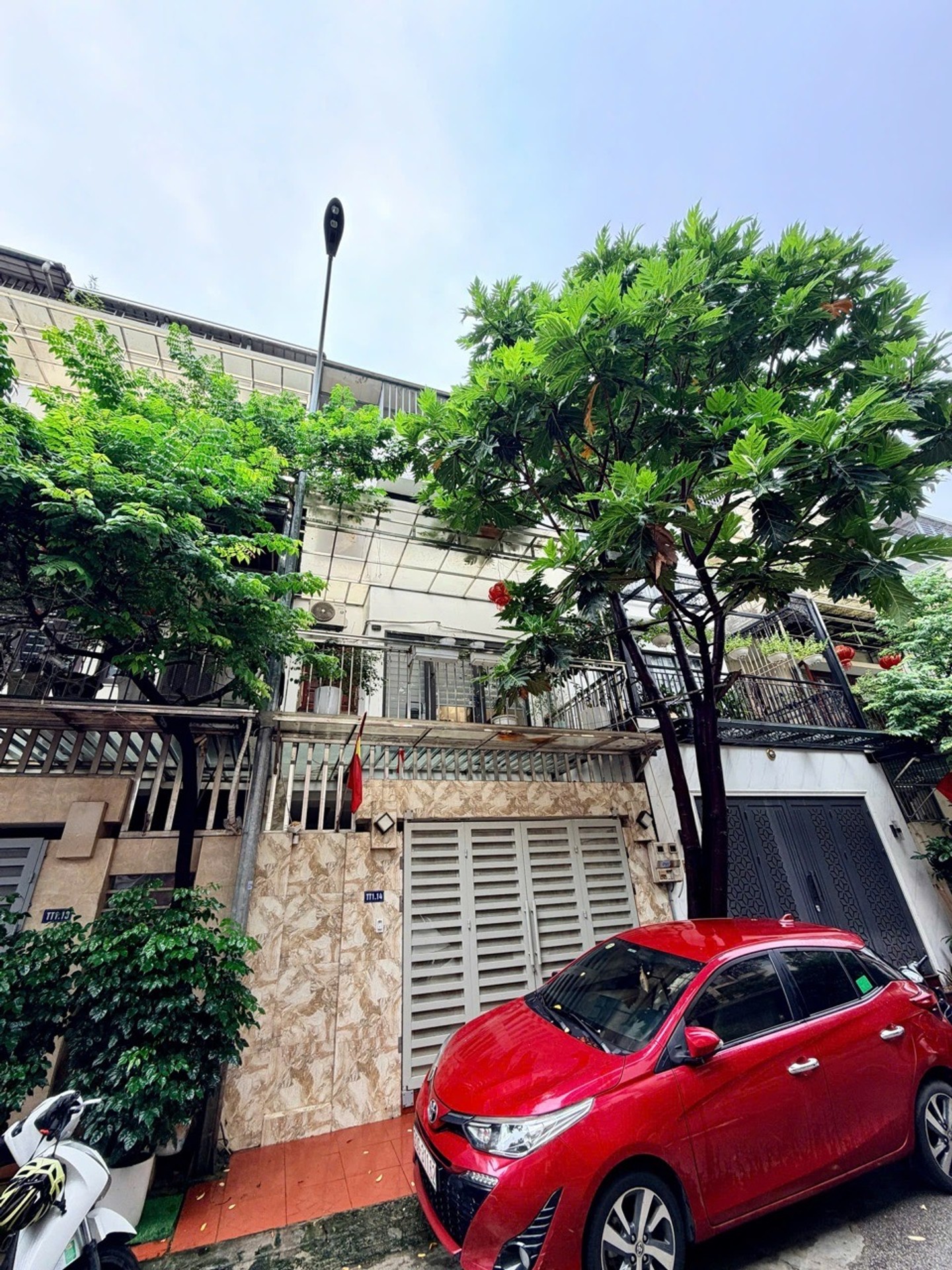 Bán nhà Hoàng Văn Thái - diện tích 75m2 4 tầng - Ô tô tránh - giá 31 tỷ