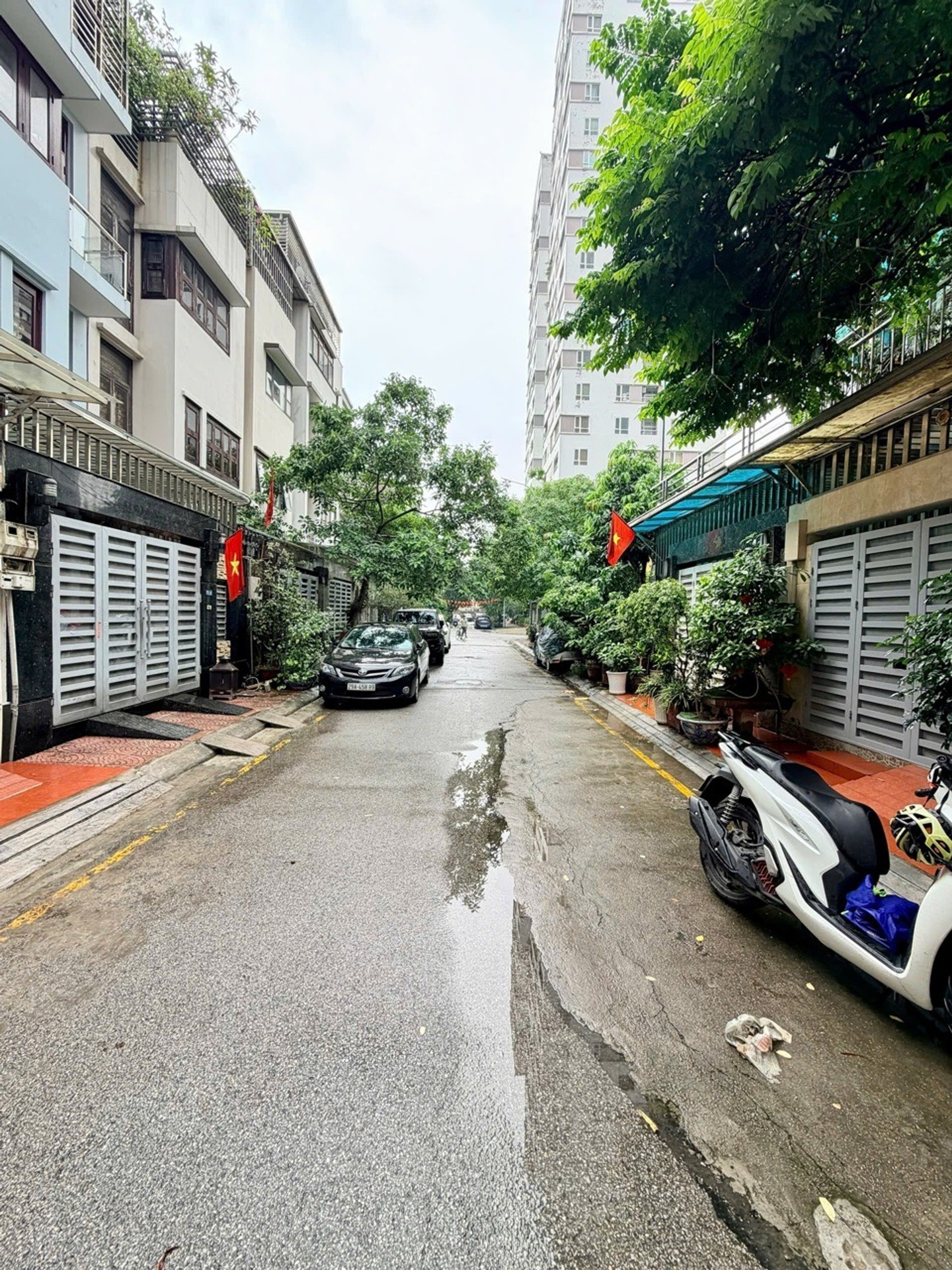 Bán nhà Hoàng Văn Thái - diện tích 75m2 4 tầng - Ô tô tránh - giá 31 tỷ