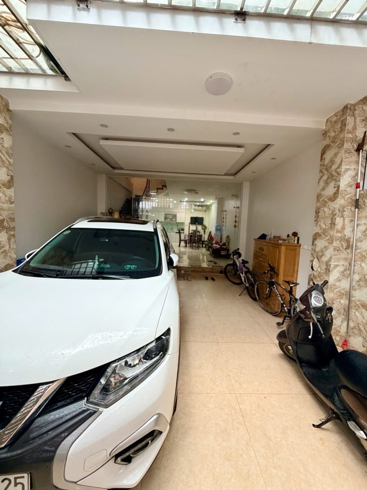 Bán nhà Hoàng Văn Thái - diện tích 75m2 4 tầng - Ô tô tránh - giá 31 tỷ