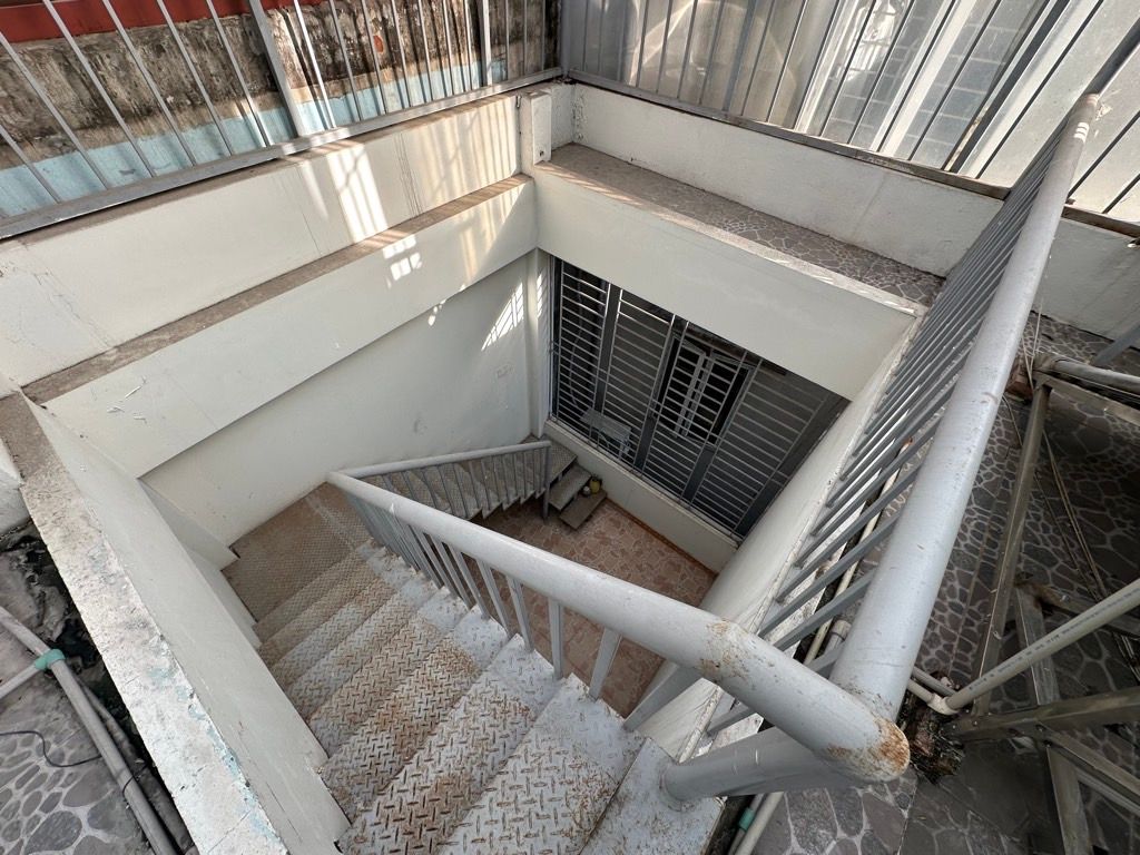 Bán nhà Ngõ 532 - diện tích 50m2 3 tầng - Ô tô đỗ cửa - giá 14,6 tỷ