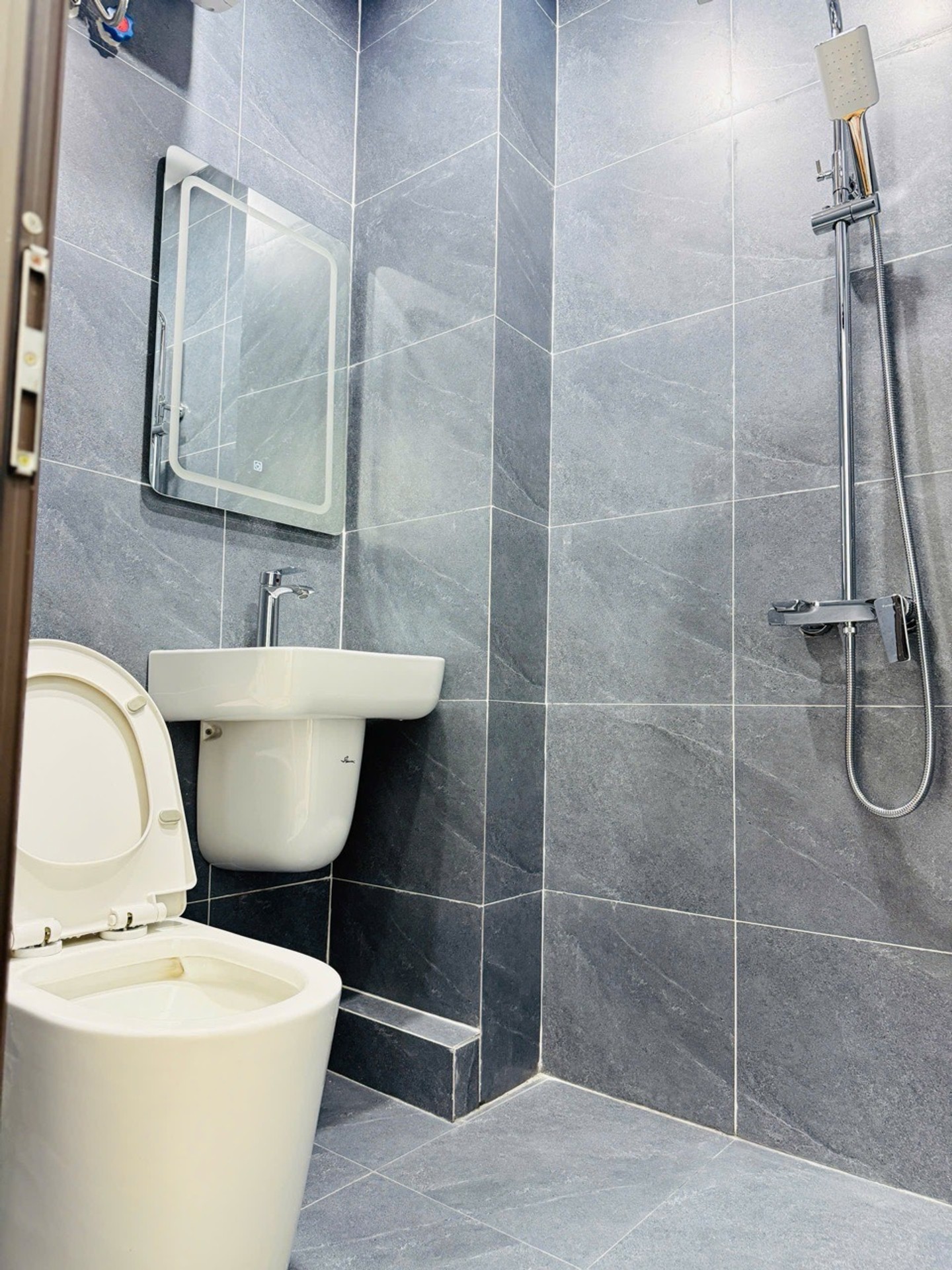 Bán nhà Bùi Xương Trạch - diện tích 23m2 5 tầng - ô tô đỗ cửa - giá 6,9 tỷ