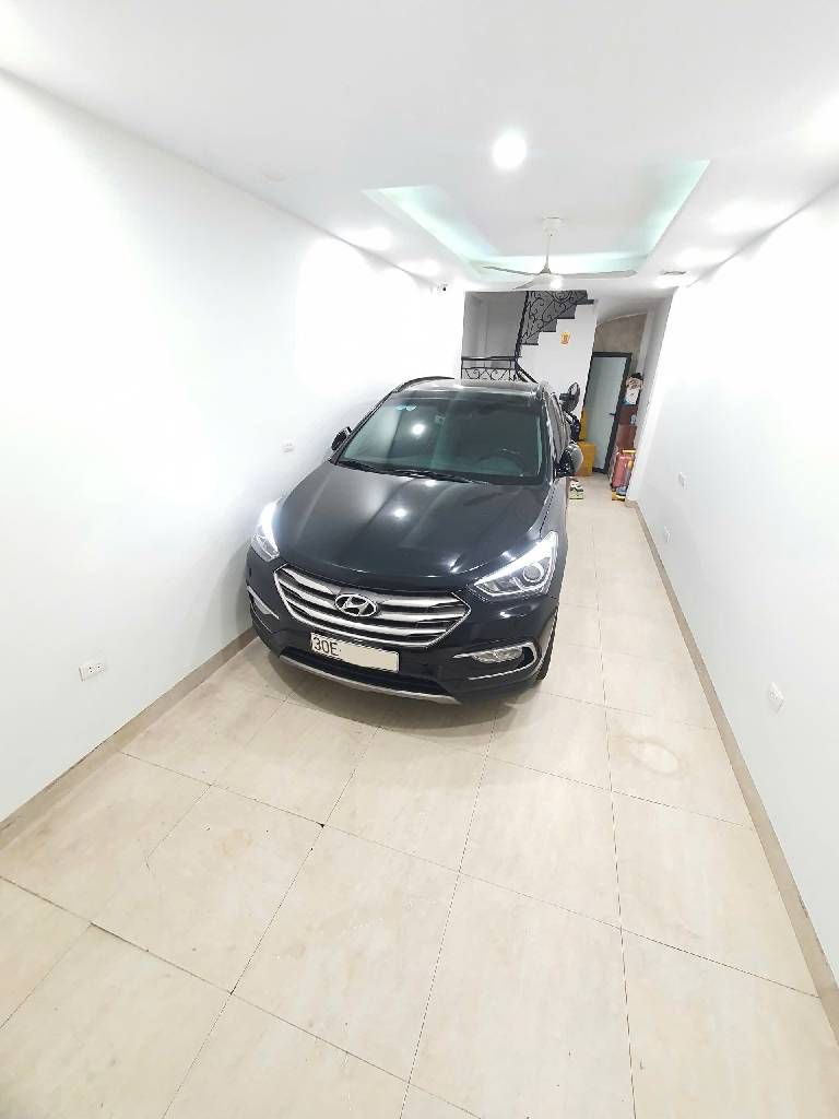 Bán nhà Nguyễn Khoái - diện tích 31m2 5 tầng - Mặt phố, Gara oto - giá 11,6 tỷ