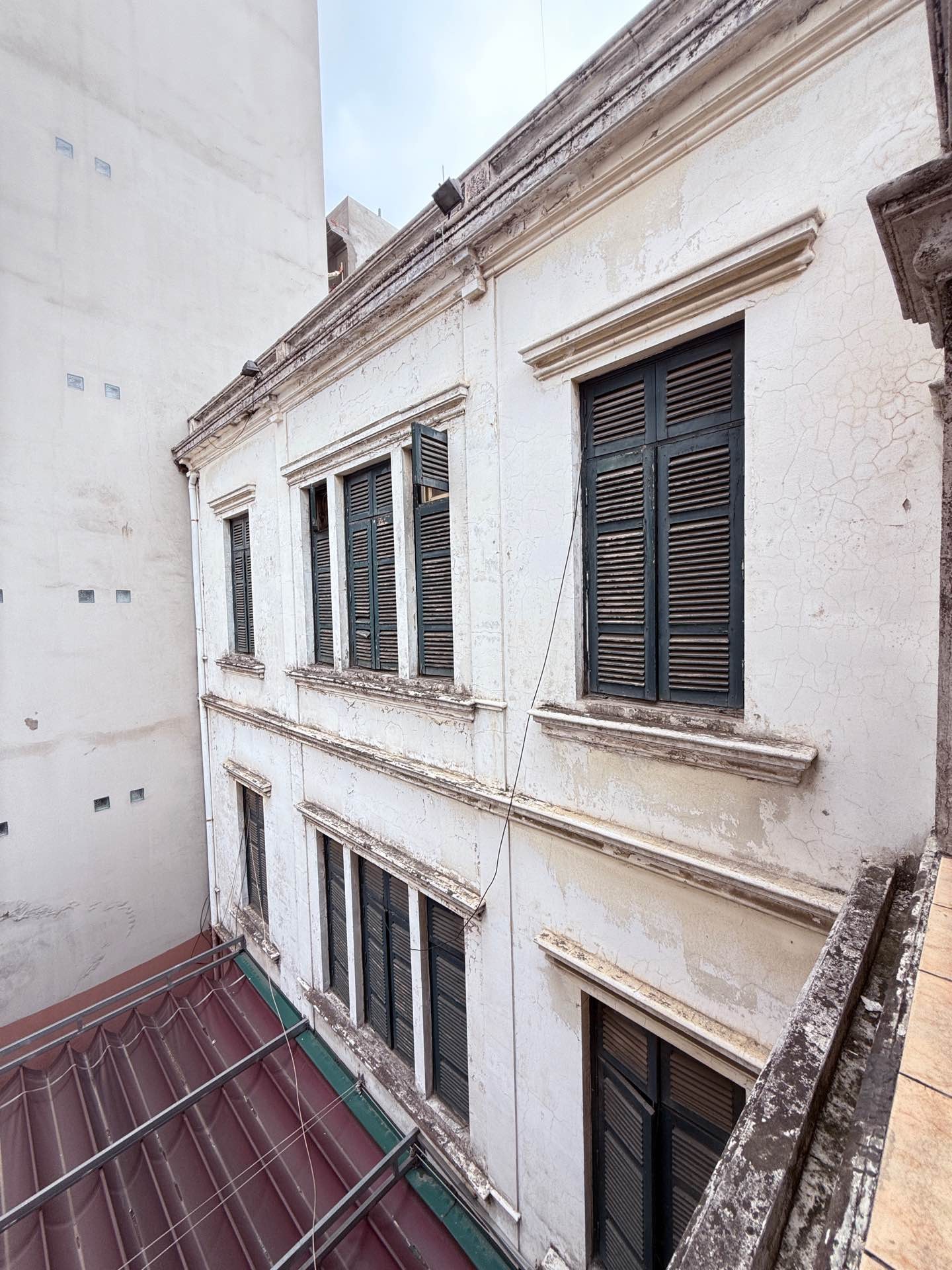 Bán nhà Hoàng Cầu - diện tích 182.5m2 3 tầng - Mặt phố vỉa hè rộng - giá 58,6 tỷ