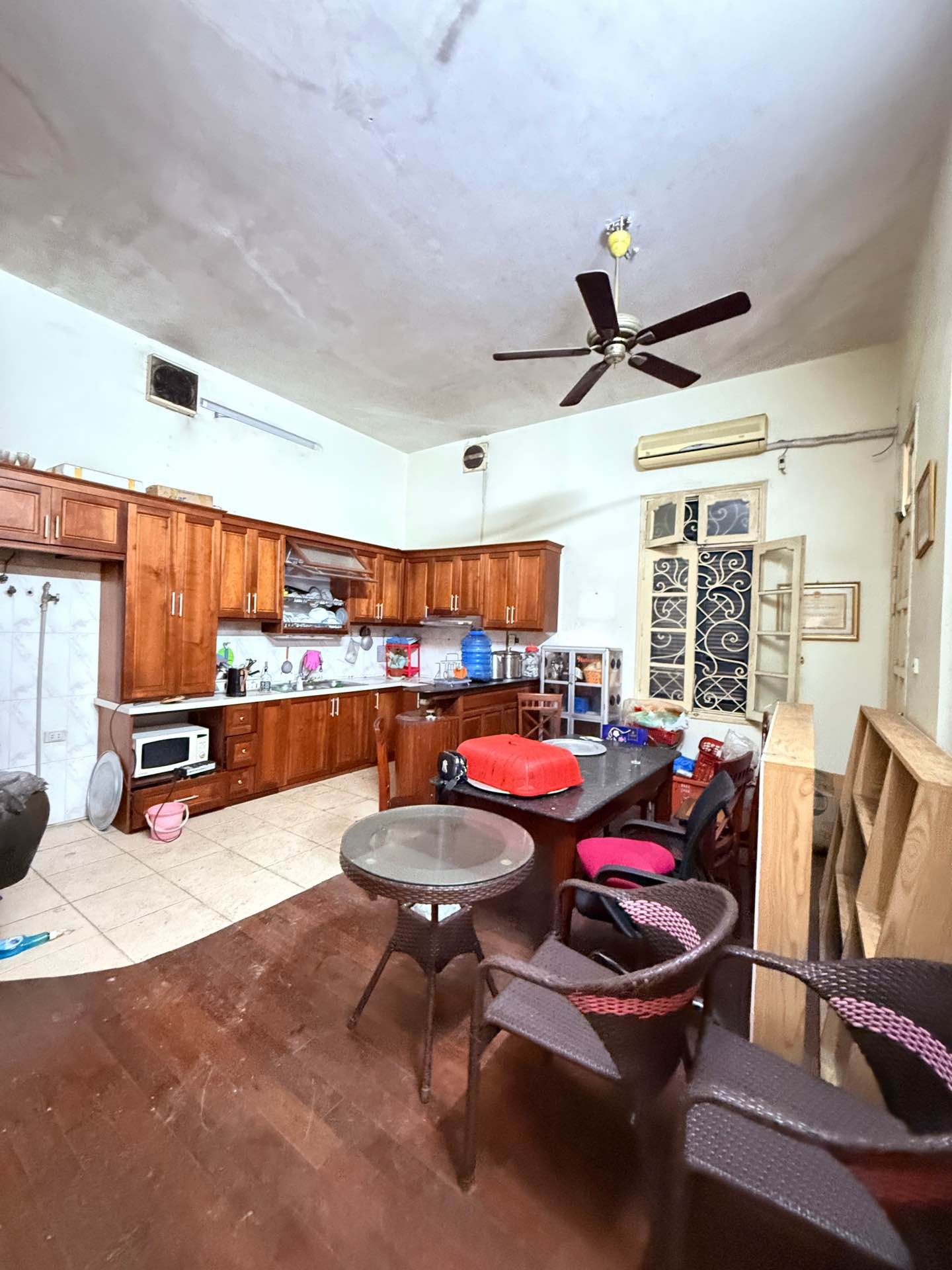 Bán nhà Hoàng Cầu - diện tích 182.5m2 3 tầng - Mặt phố vỉa hè rộng - giá 58,6 tỷ