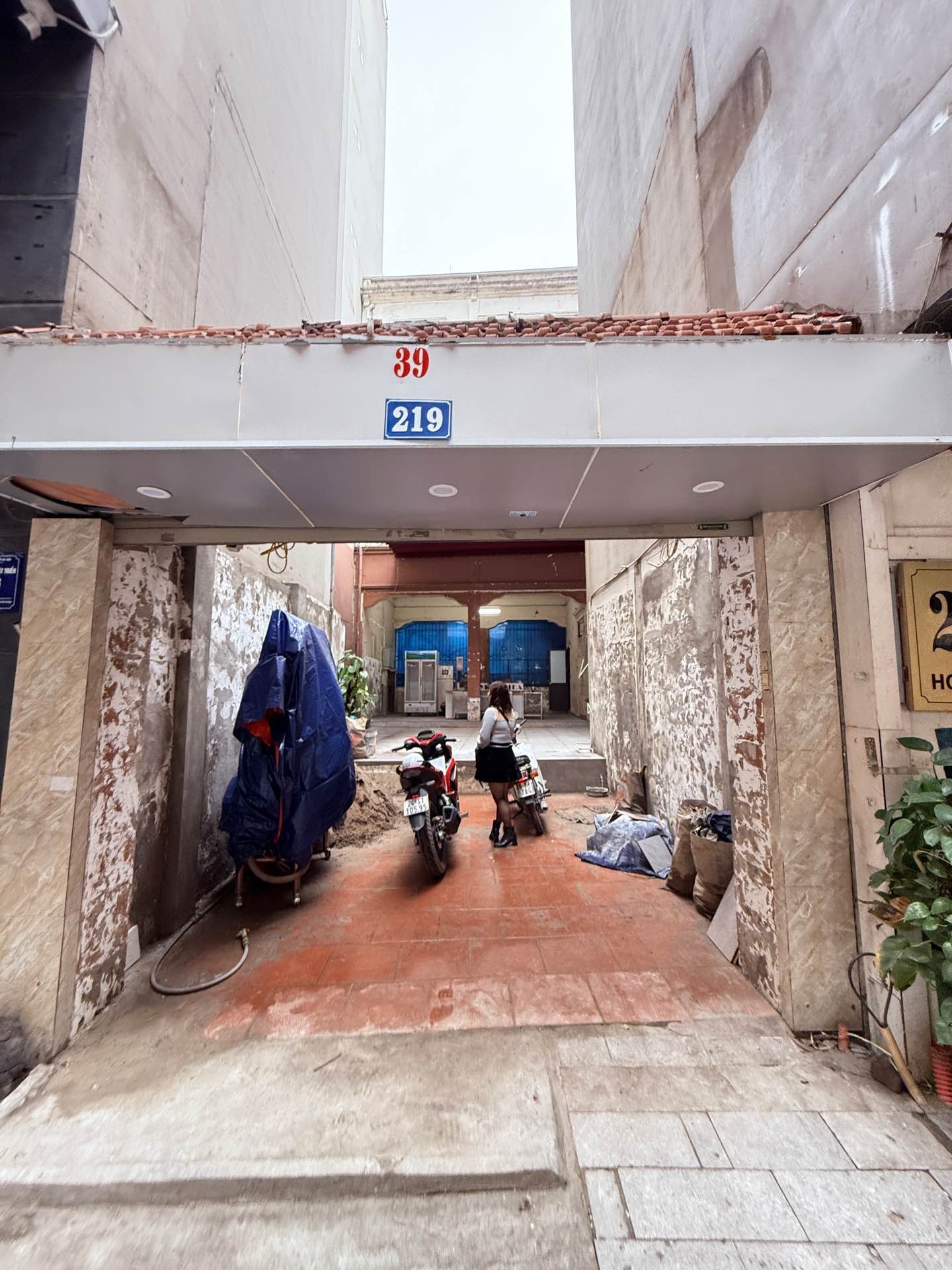 Bán nhà Hoàng Cầu - diện tích 182.5m2 3 tầng - Mặt phố vỉa hè rộng - giá 58,6 tỷ