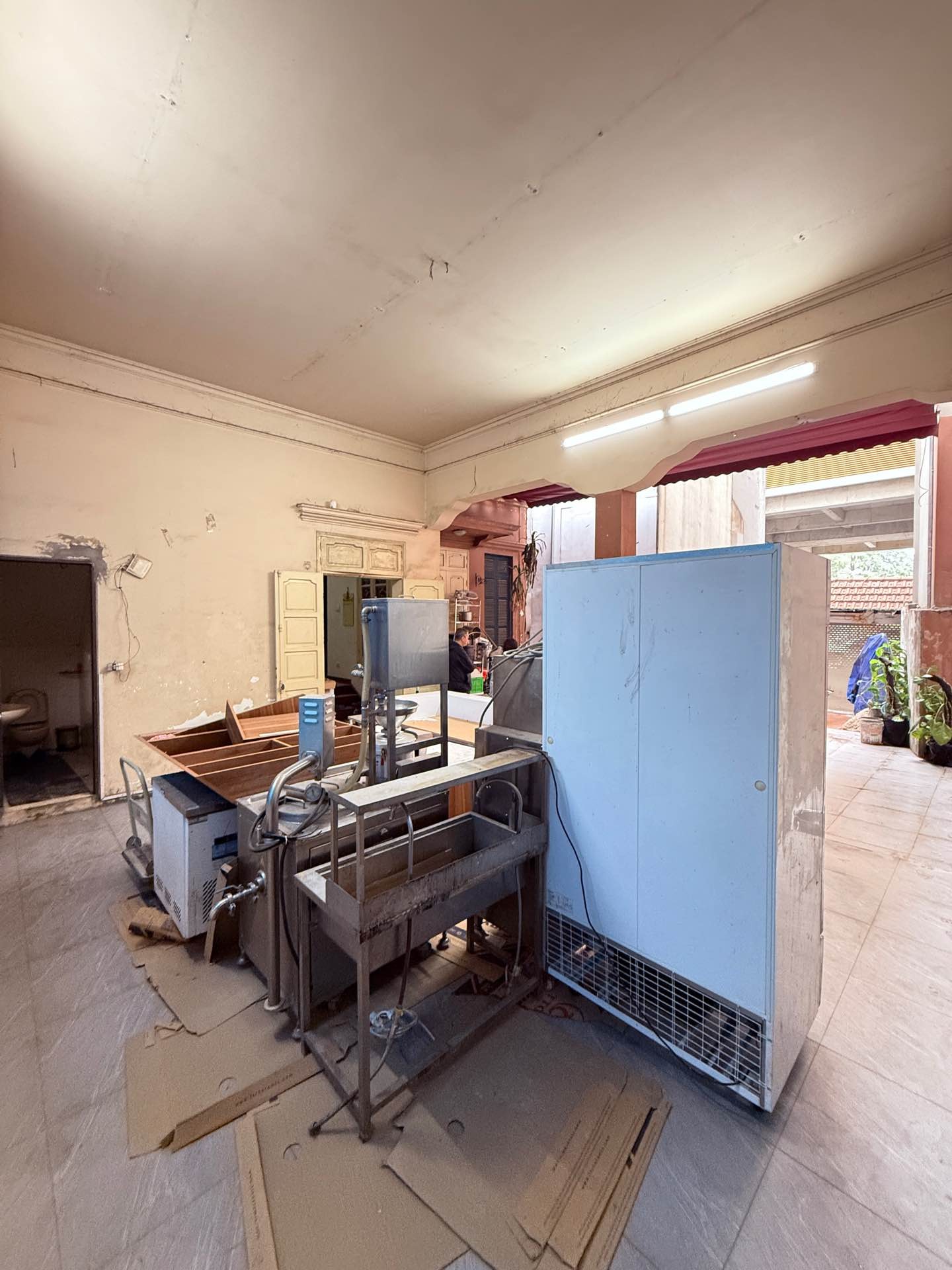 Bán nhà Hoàng Cầu - diện tích 182.5m2 3 tầng - Mặt phố vỉa hè rộng - giá 58,6 tỷ