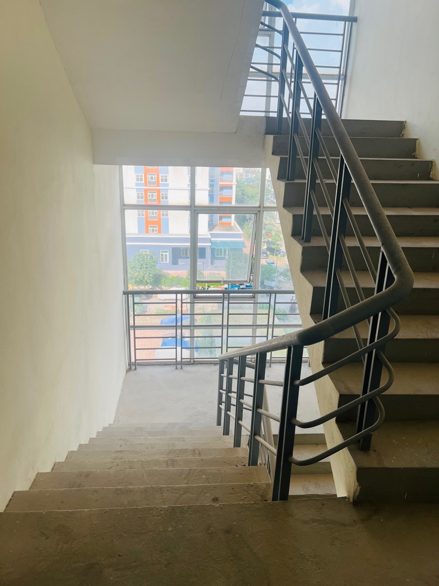 Bán nhà Tân Mai - diện tích 64m2 7 tầng - Căn góc đối diện hồ Đền Lừ - giá 5,6 tỷ