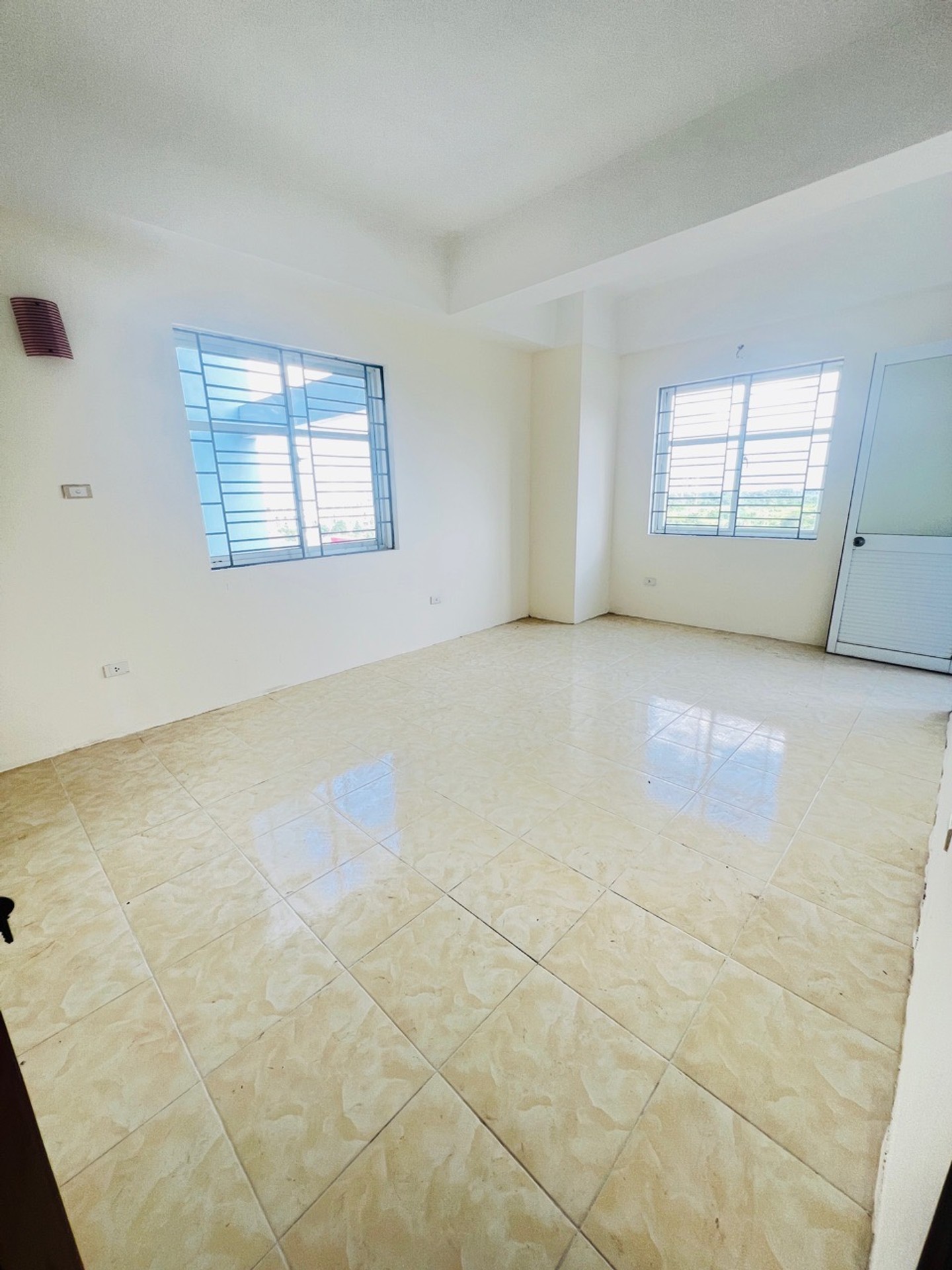 Bán nhà Tân Mai - diện tích 64m2 7 tầng - Căn góc đối diện hồ Đền Lừ - giá 5,6 tỷ