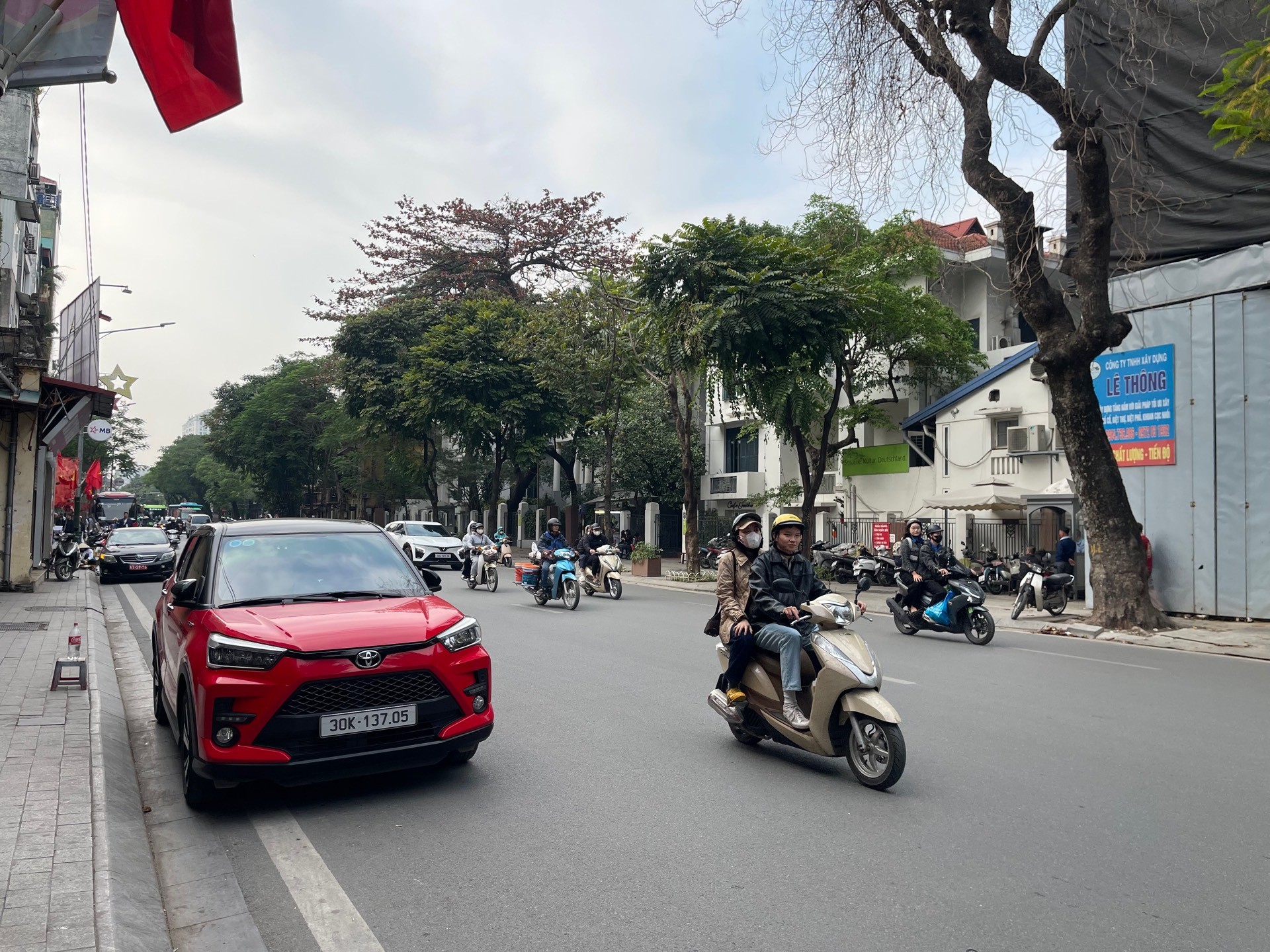 Bán nhà Nguyễn Thái Học - diện tích 65m2 1 tầng - Mặt phố hiếm kinh doanh - giá 39 tỷ