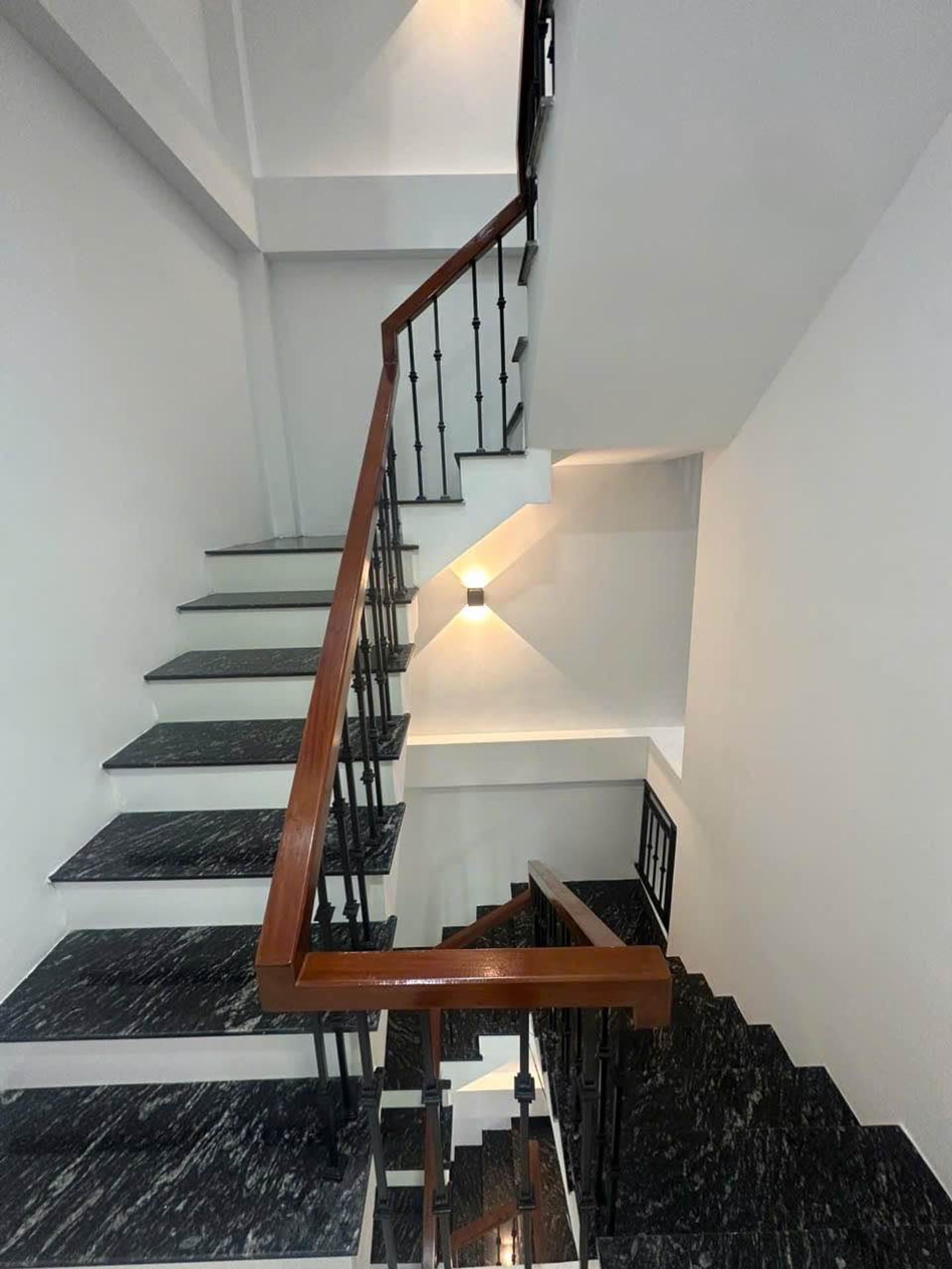 Bán nhà Dương Văn Bé - diện tích 42m2 5 tầng - Lô góc - giá 10,9 tỷ