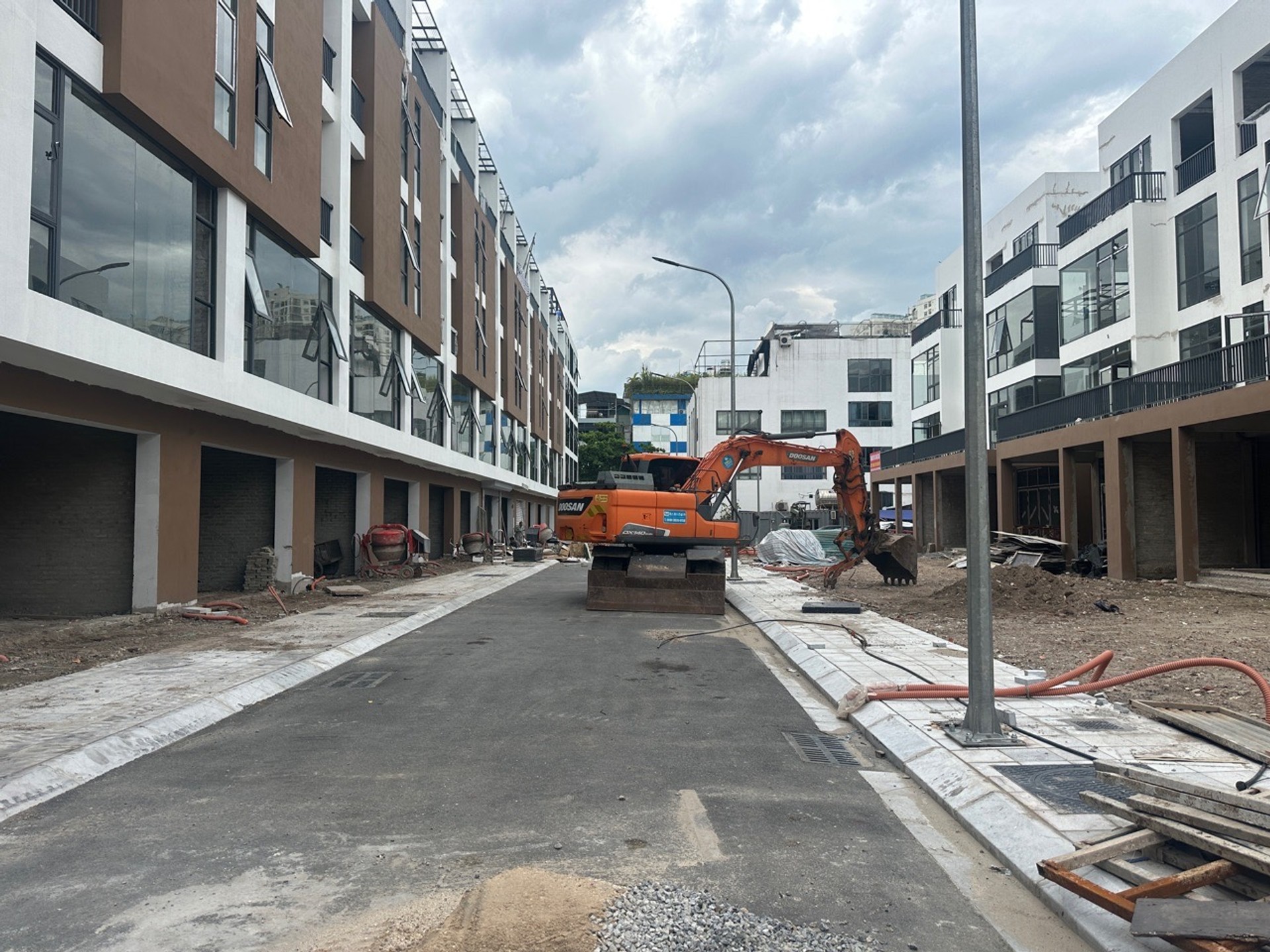 Bán nhà Lạc Trung - diện tích 112m2 5 tầng - Ô tô tránh - giá 42 tỷ