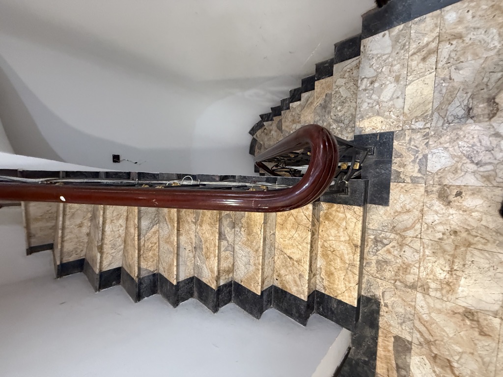 Bán nhà Bưởi - diện tích 308m2 1 tầng - Đất chia lô, toà chung cư mini - giá 42 tỷ