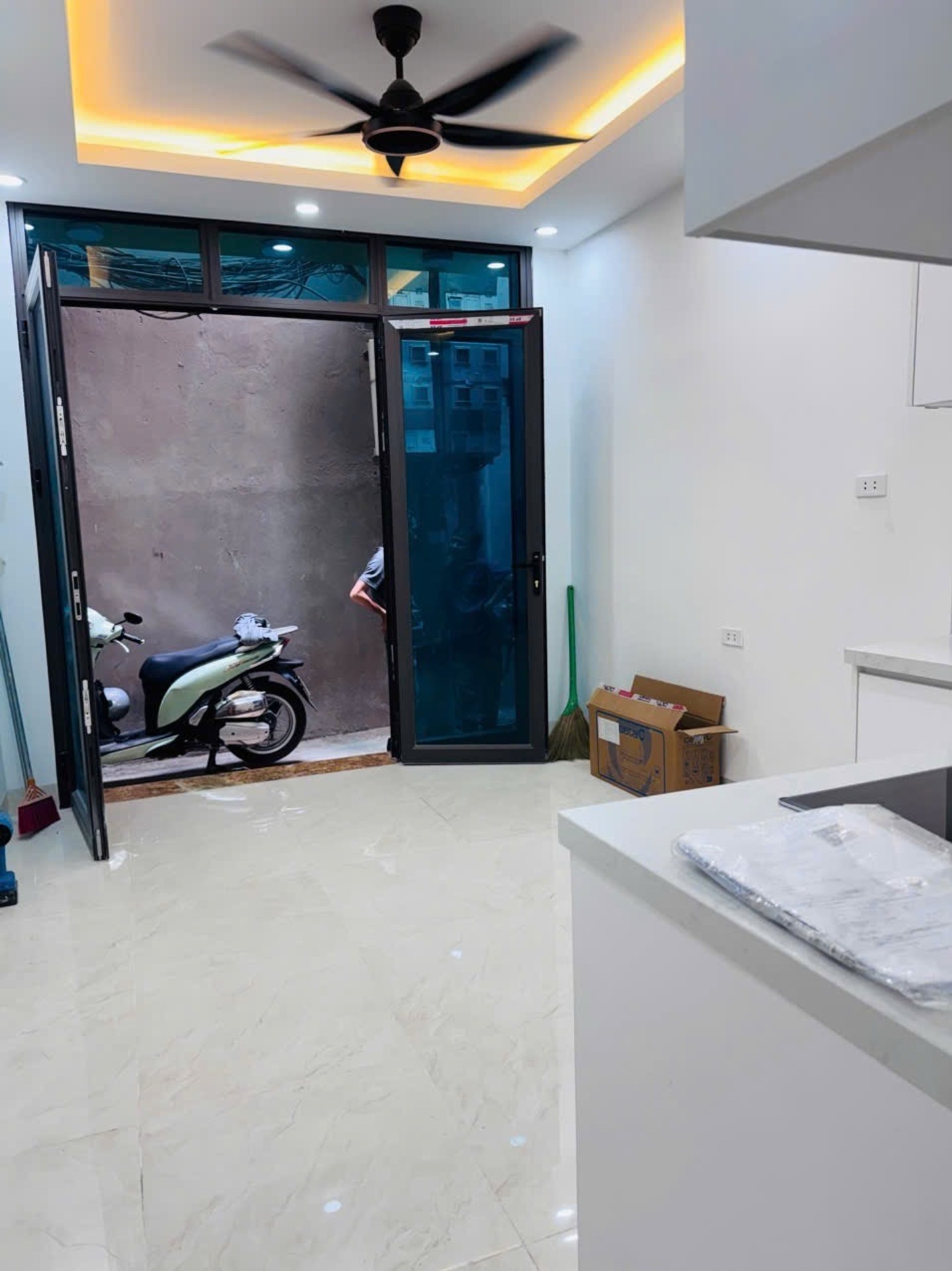 Bán nhà Đê La Thành - diện tích 16m2 5 tầng - Nhà mới kính koong - giá 5,45 tỷ