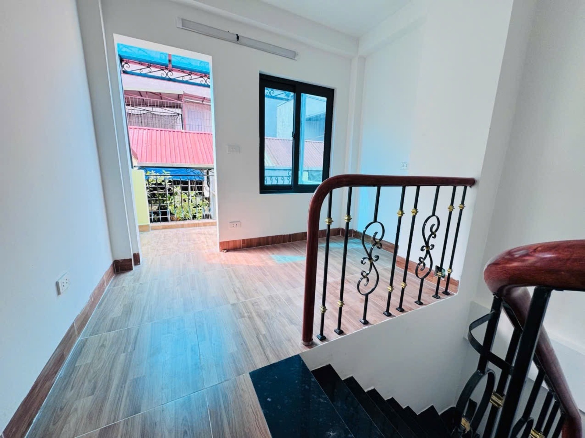 Bán nhà Đê La Thành - diện tích 16m2 5 tầng - Nhà mới kính koong - giá 5,45 tỷ