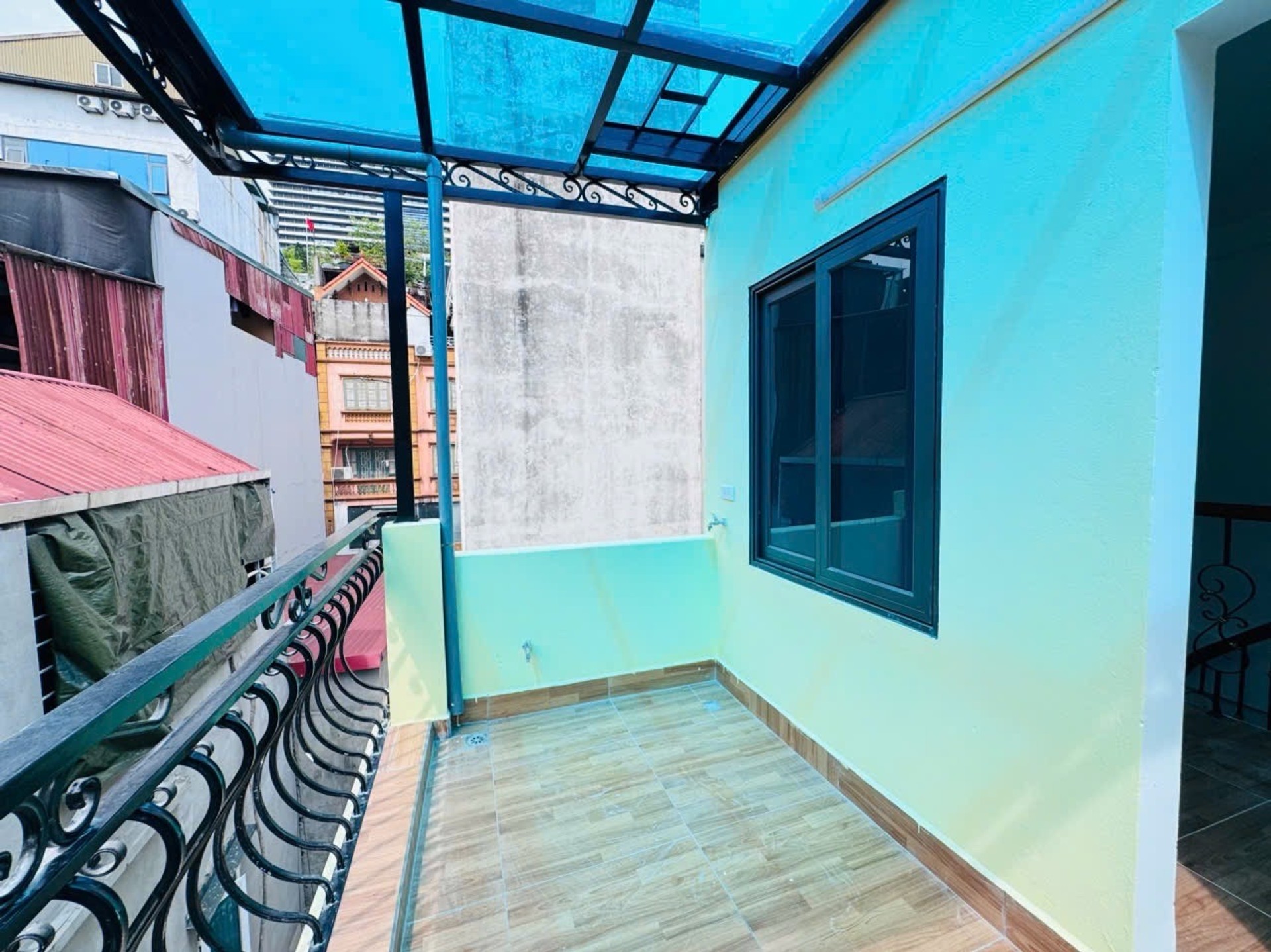Bán nhà Đê La Thành - diện tích 16m2 5 tầng - Nhà mới kính koong - giá 5,45 tỷ