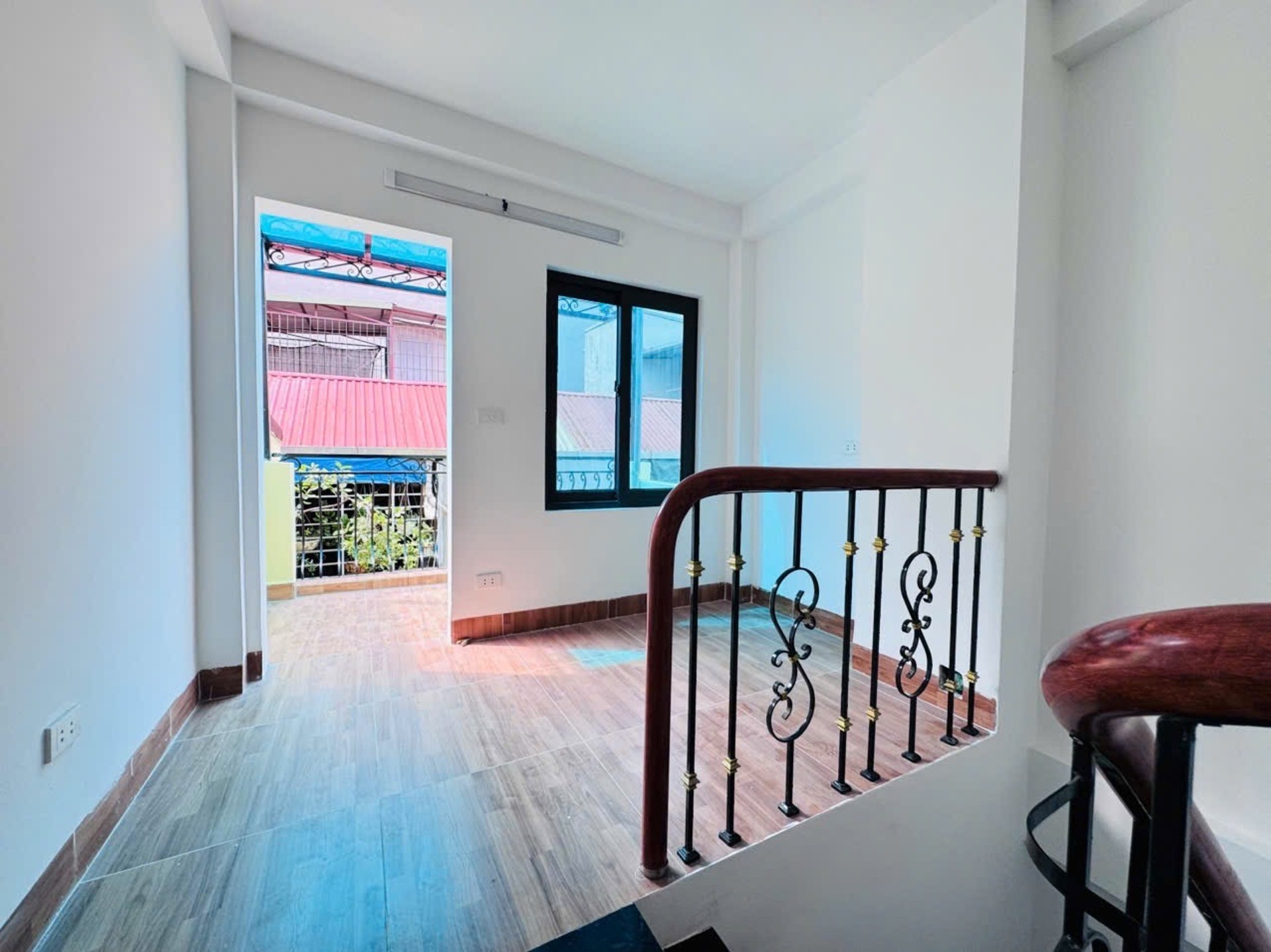 Bán nhà Đê La Thành - diện tích 16m2 5 tầng - Nhà mới kính koong - giá 5,45 tỷ