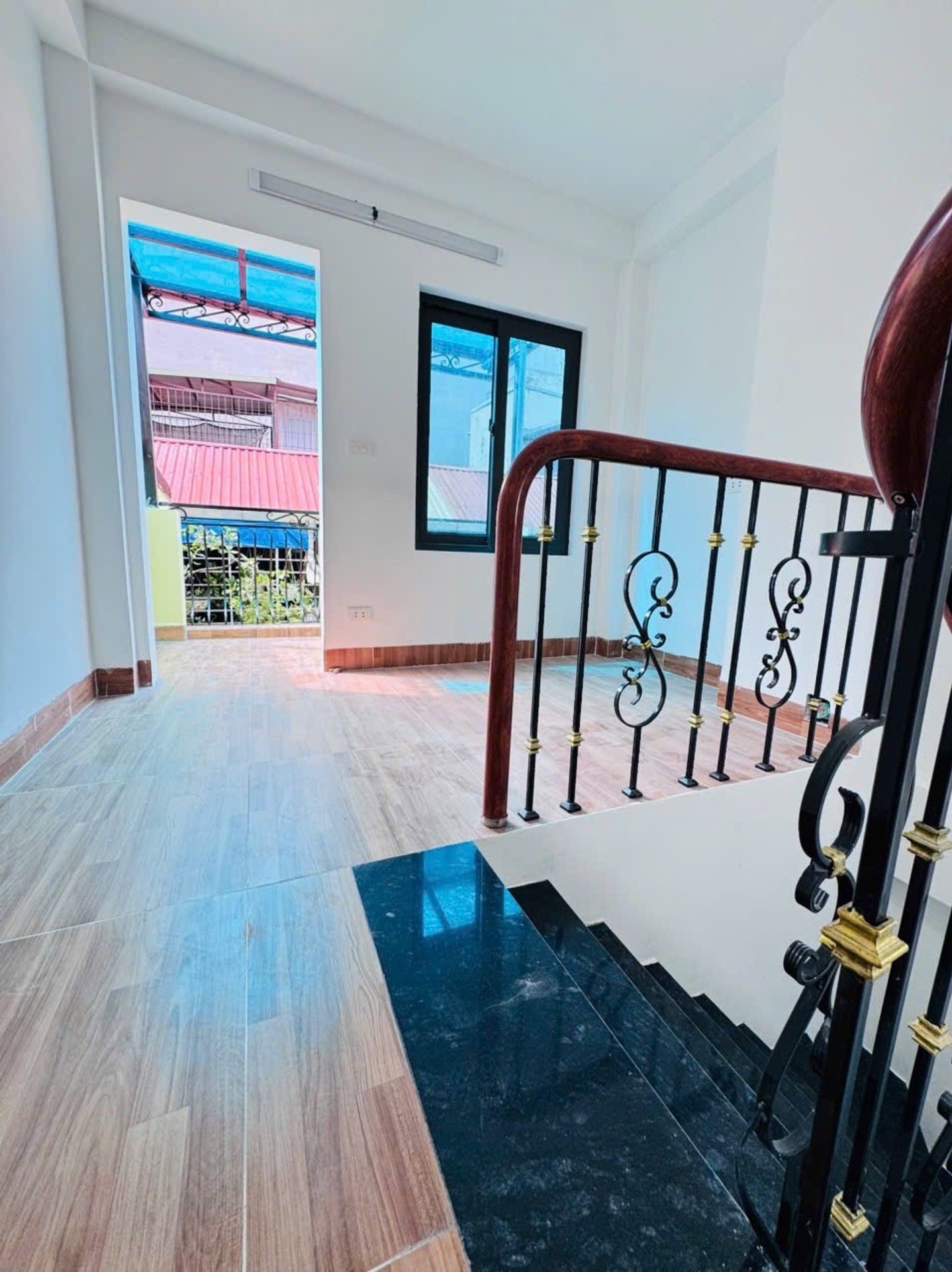 Bán nhà Đê La Thành - diện tích 16m2 5 tầng - Nhà mới kính koong - giá 5,45 tỷ