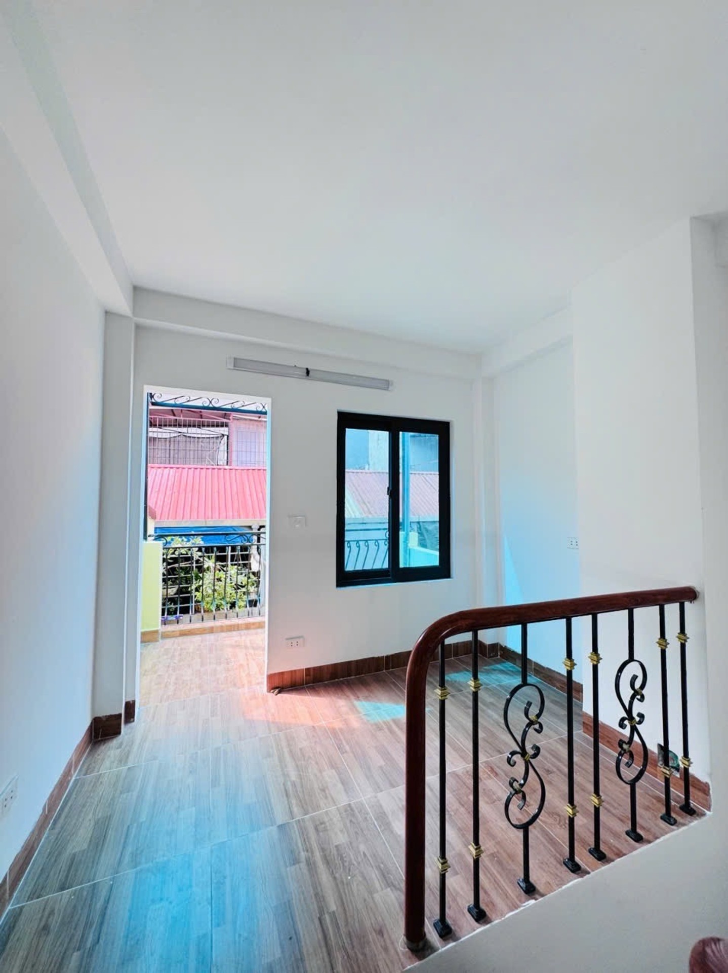 Bán nhà Đê La Thành - diện tích 16m2 5 tầng - Nhà mới kính koong - giá 5,45 tỷ