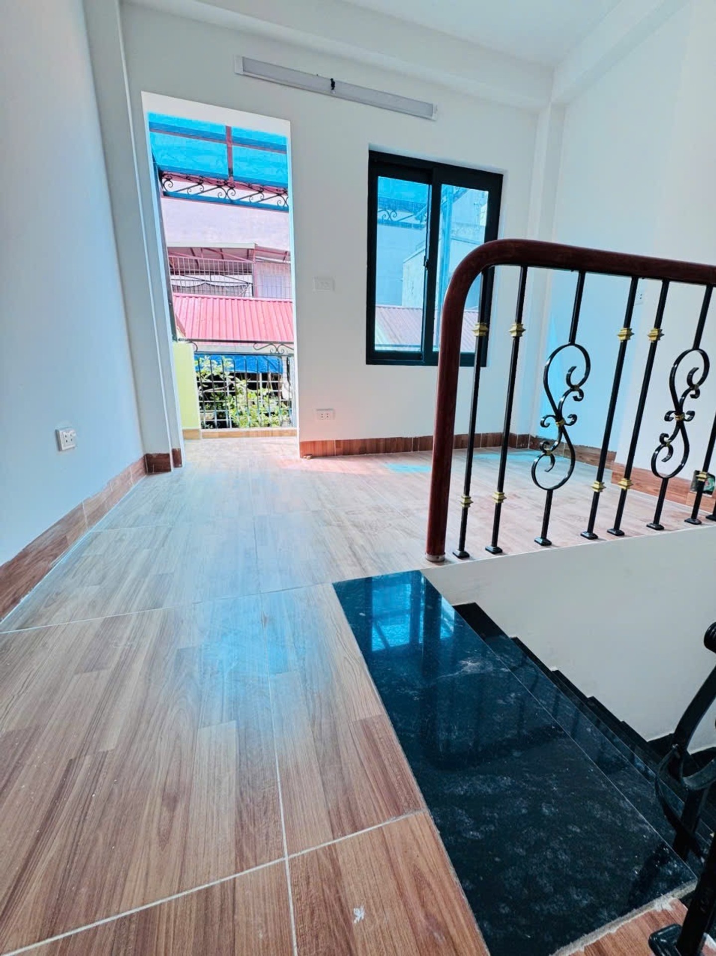 Bán nhà Đê La Thành - diện tích 16m2 5 tầng - Nhà mới kính koong - giá 5,45 tỷ