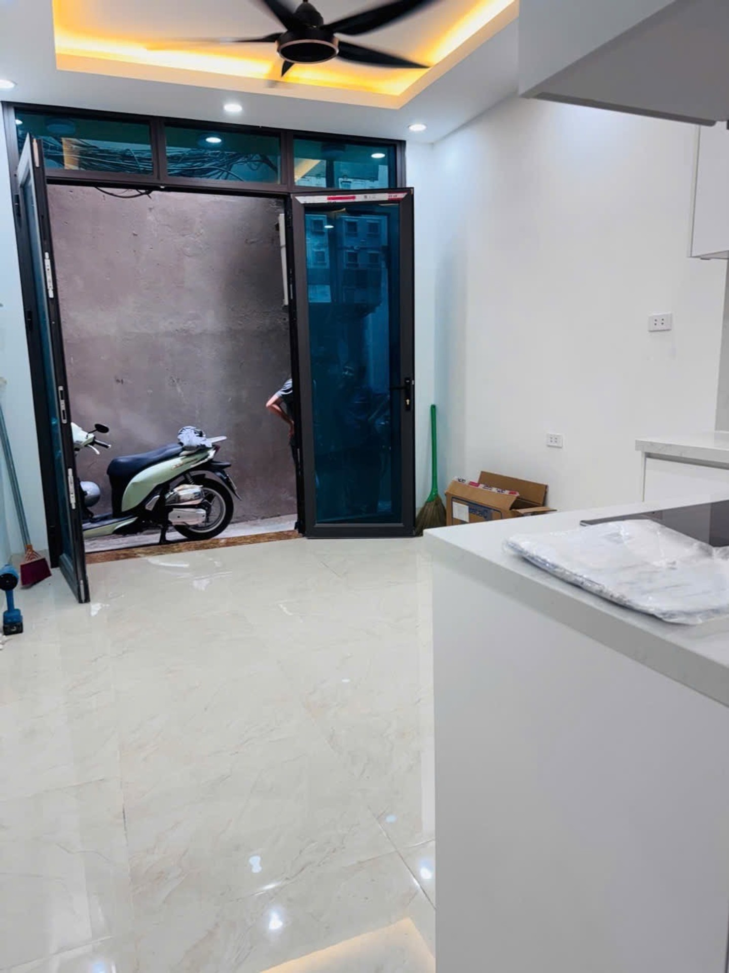 Bán nhà Đê La Thành - diện tích 16m2 5 tầng - Nhà mới kính koong - giá 5,45 tỷ