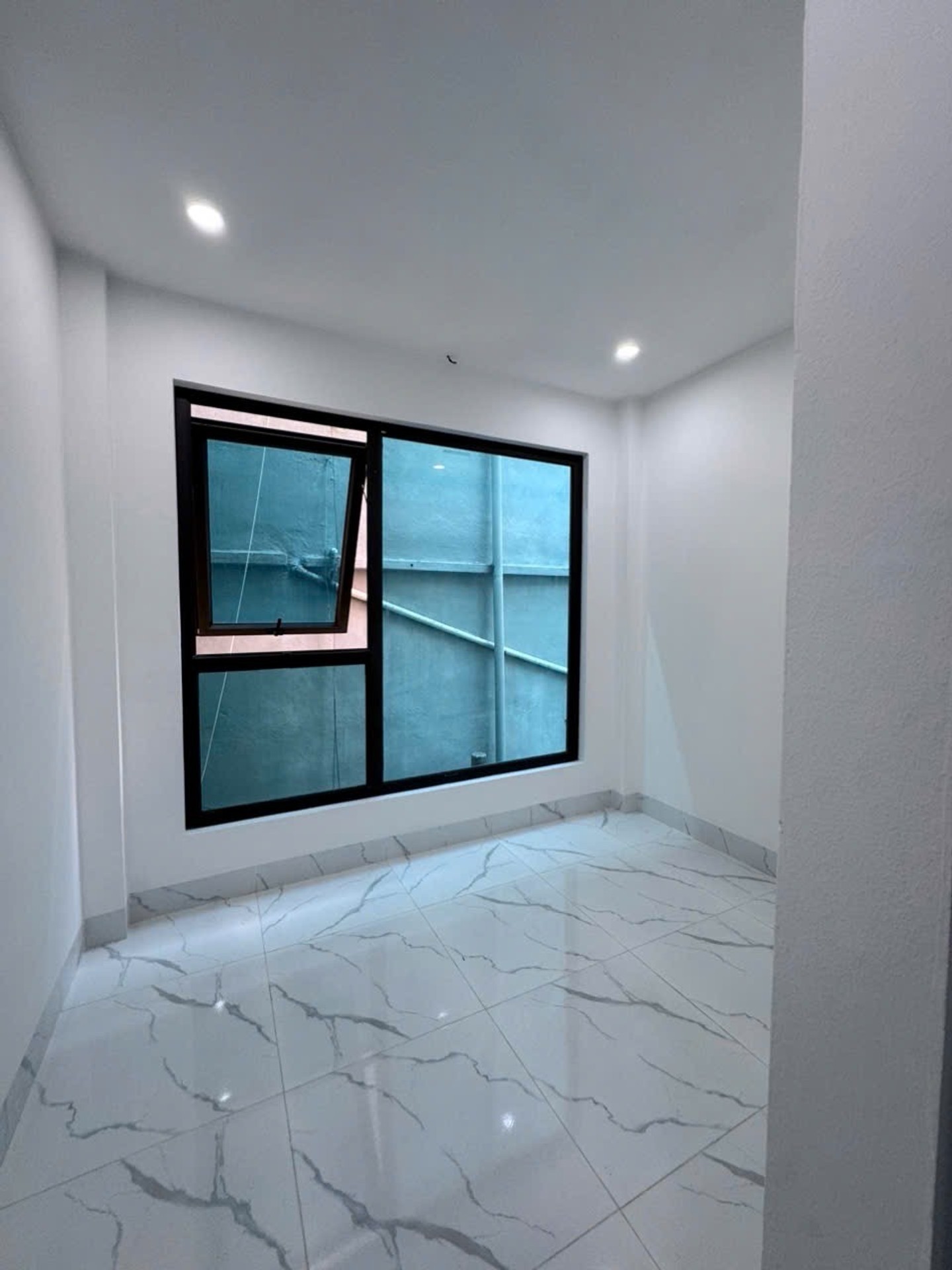 Bán nhà Đê La Thành - diện tích 16m2 5 tầng - Nhà mới kính koong - giá 5,45 tỷ