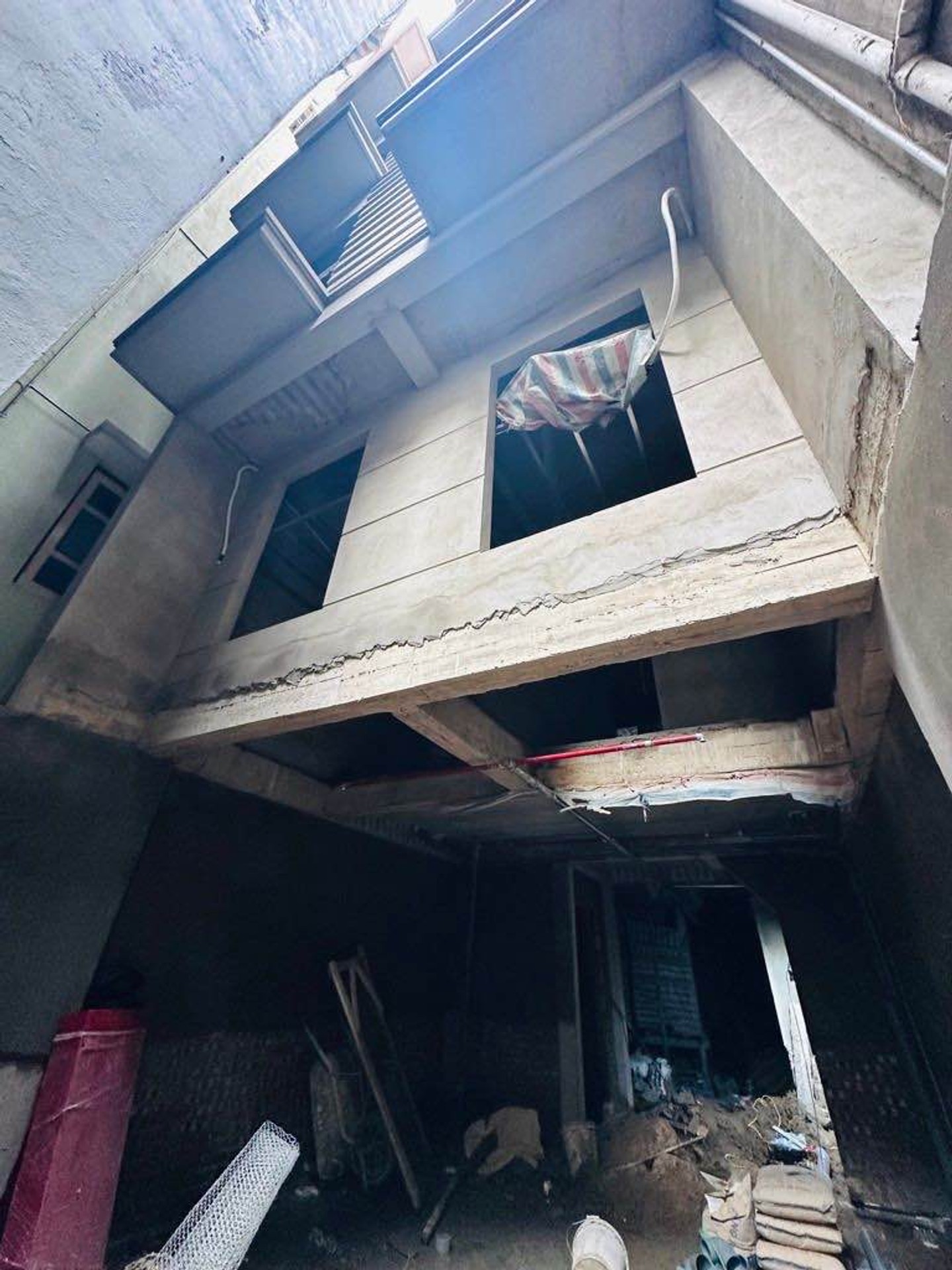 Bán nhà Đường Láng - diện tích 95m2 7 tầng - Nhà xây mới, ô tô tránh - giá 29,5 tỷ