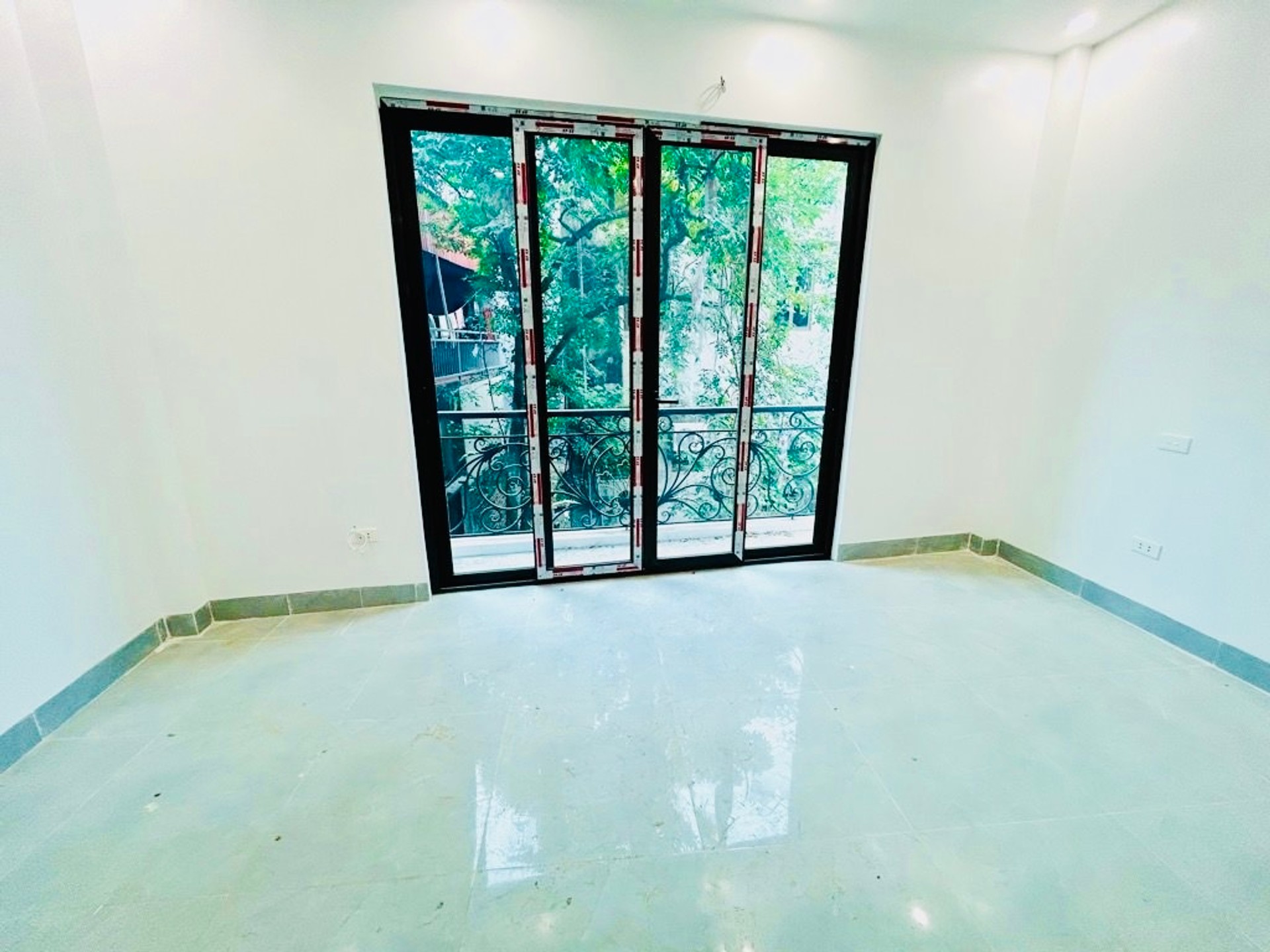Bán nhà Đê Nguyễn Khoái - diện tích 44m2 5 tầng - Nhà mới kính koong, full nội thất - giá 6,45 tỷ